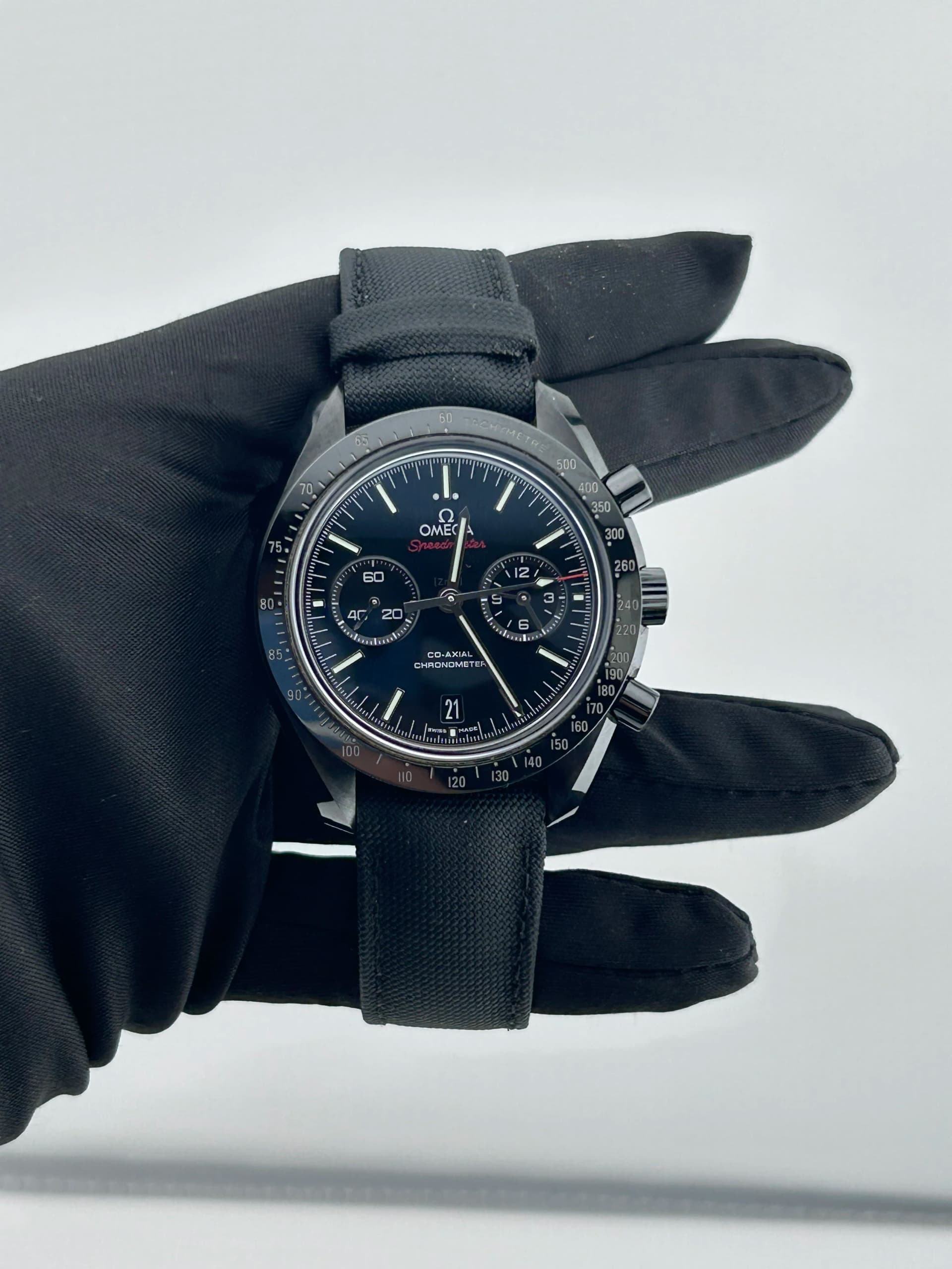 Omega Speedmaster Dark Side Of The Moon, view 2