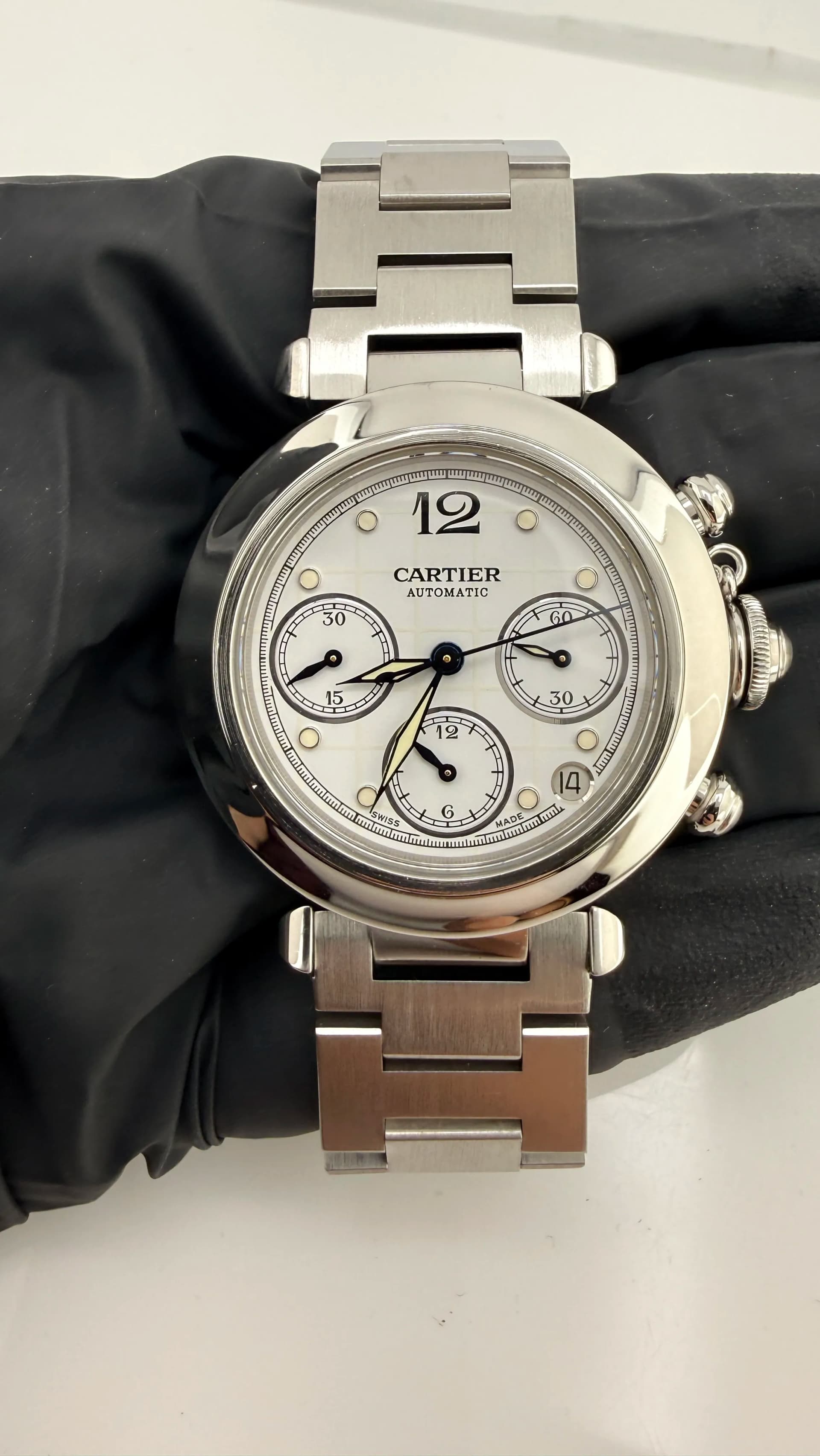 Cartier Pasha Midsize Chronograph, view 4