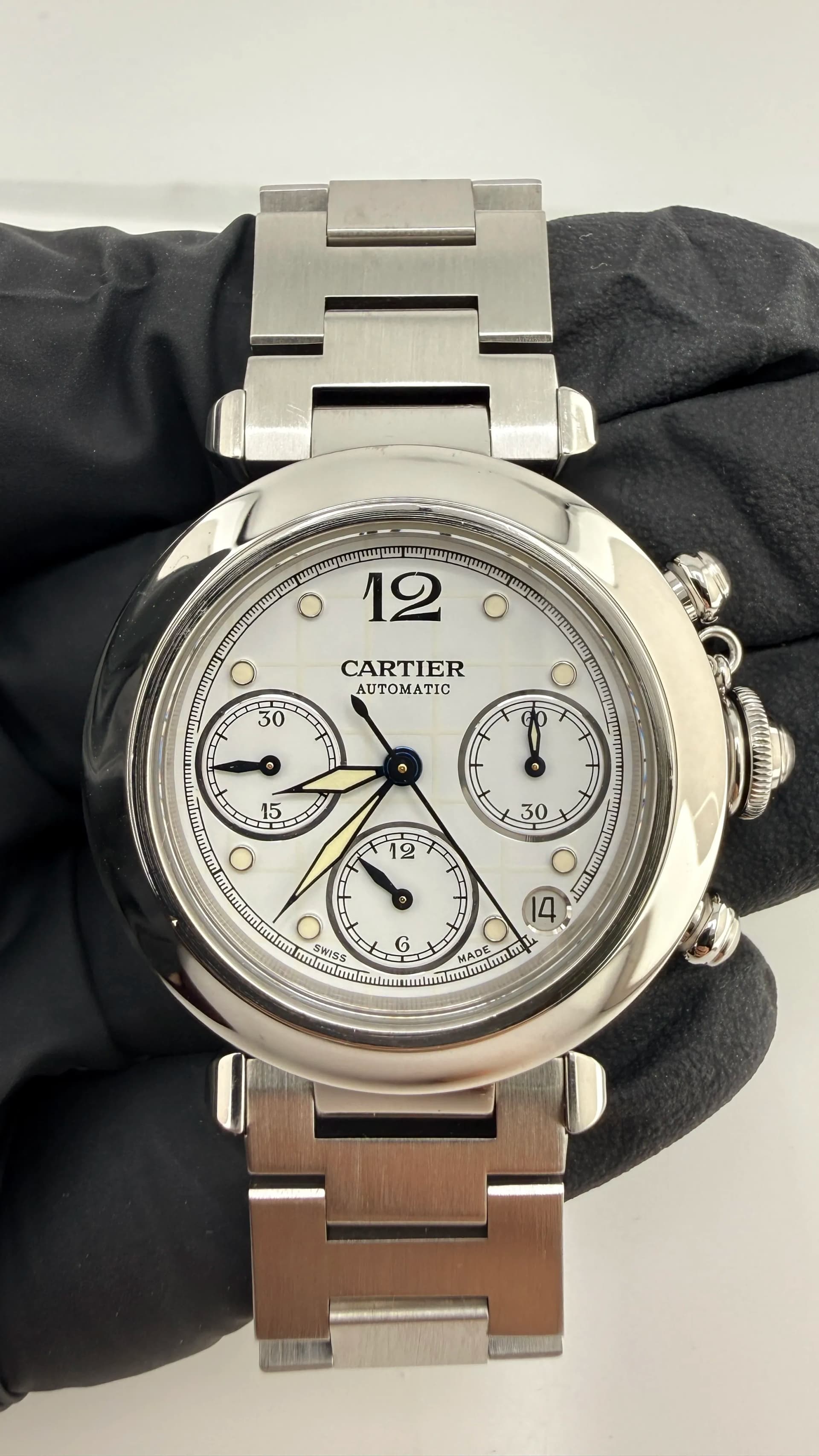 Cartier Pasha Midsize Chronograph, view 3