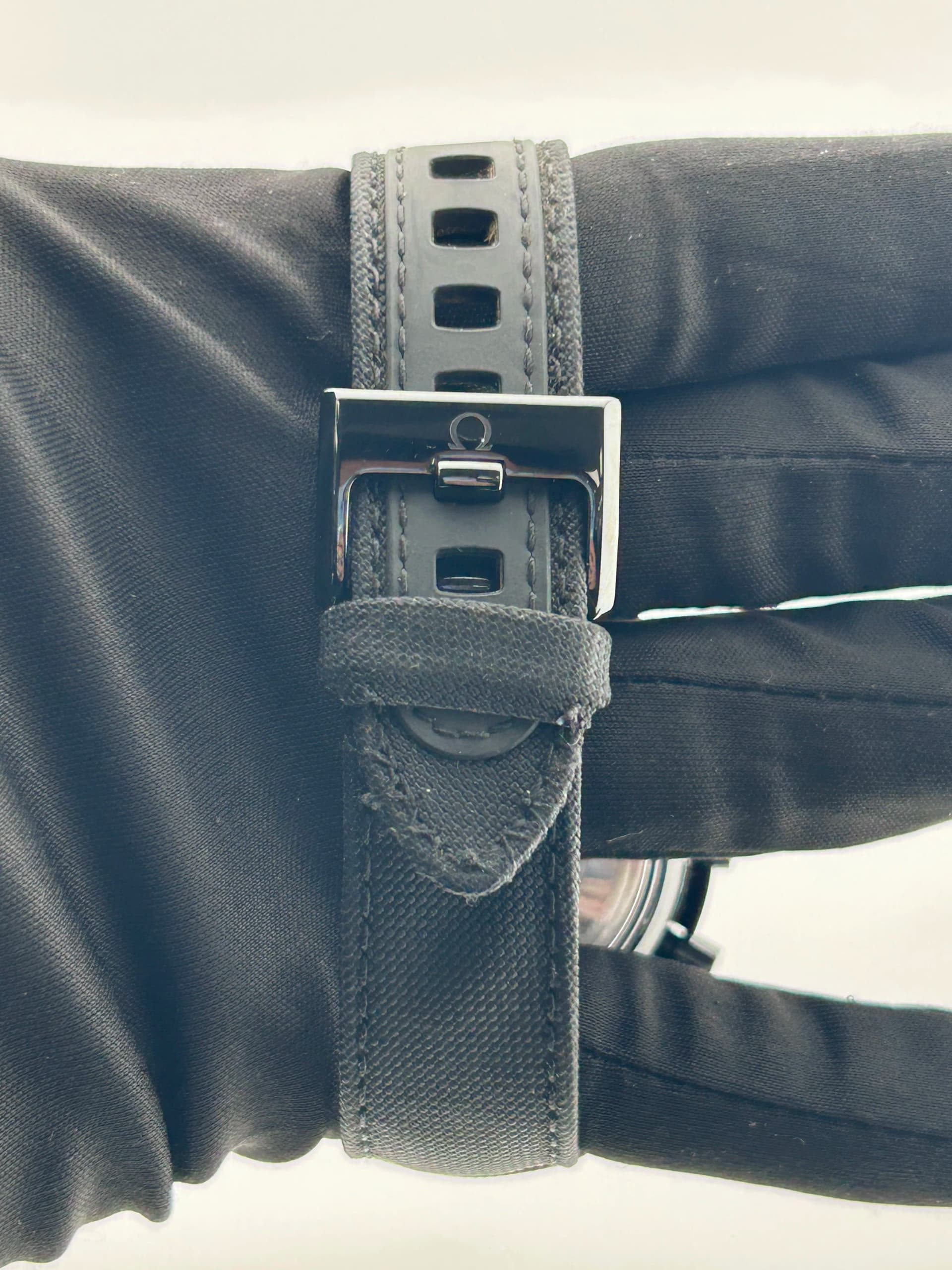 Omega Speedmaster Dark Side Of The Moon, view 4