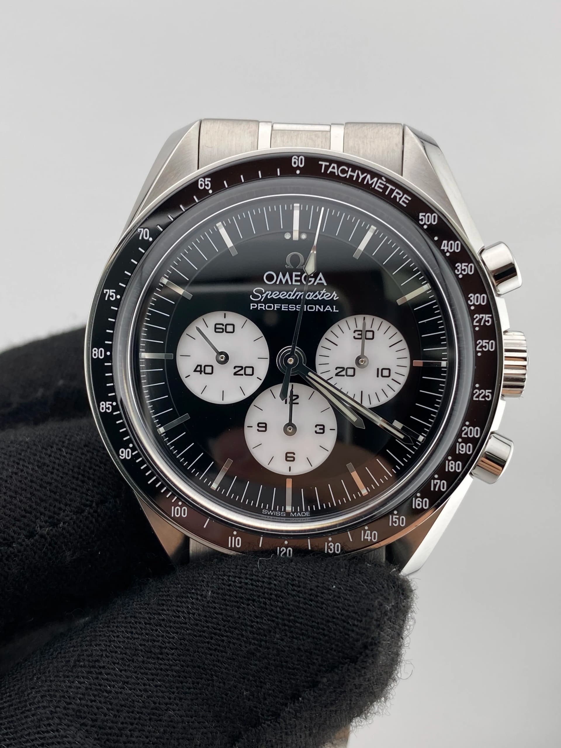 Omega Speedmaster Moonwatch Professional, view 4