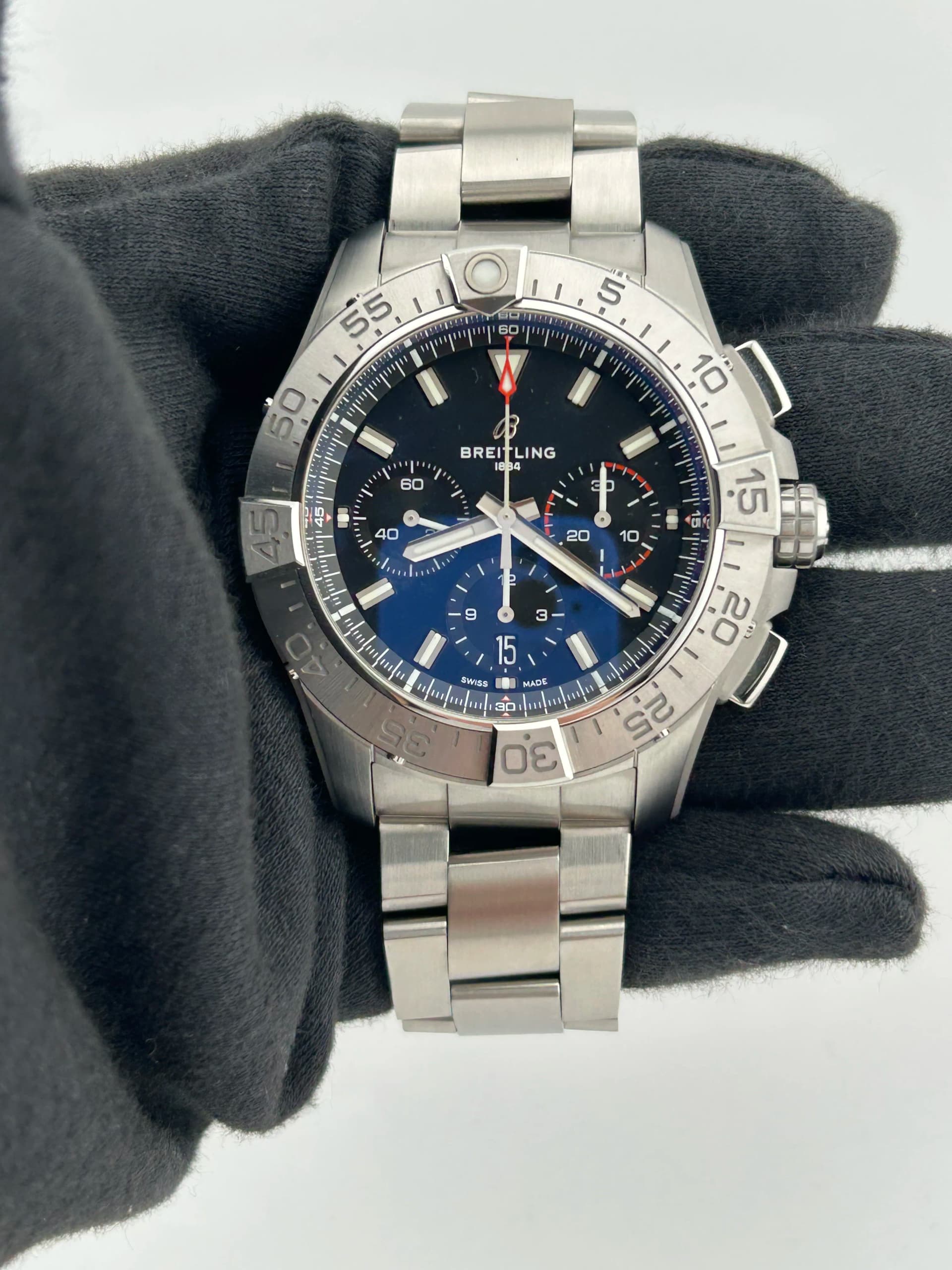 Breitling Avenger B01 Chronograph, view 3