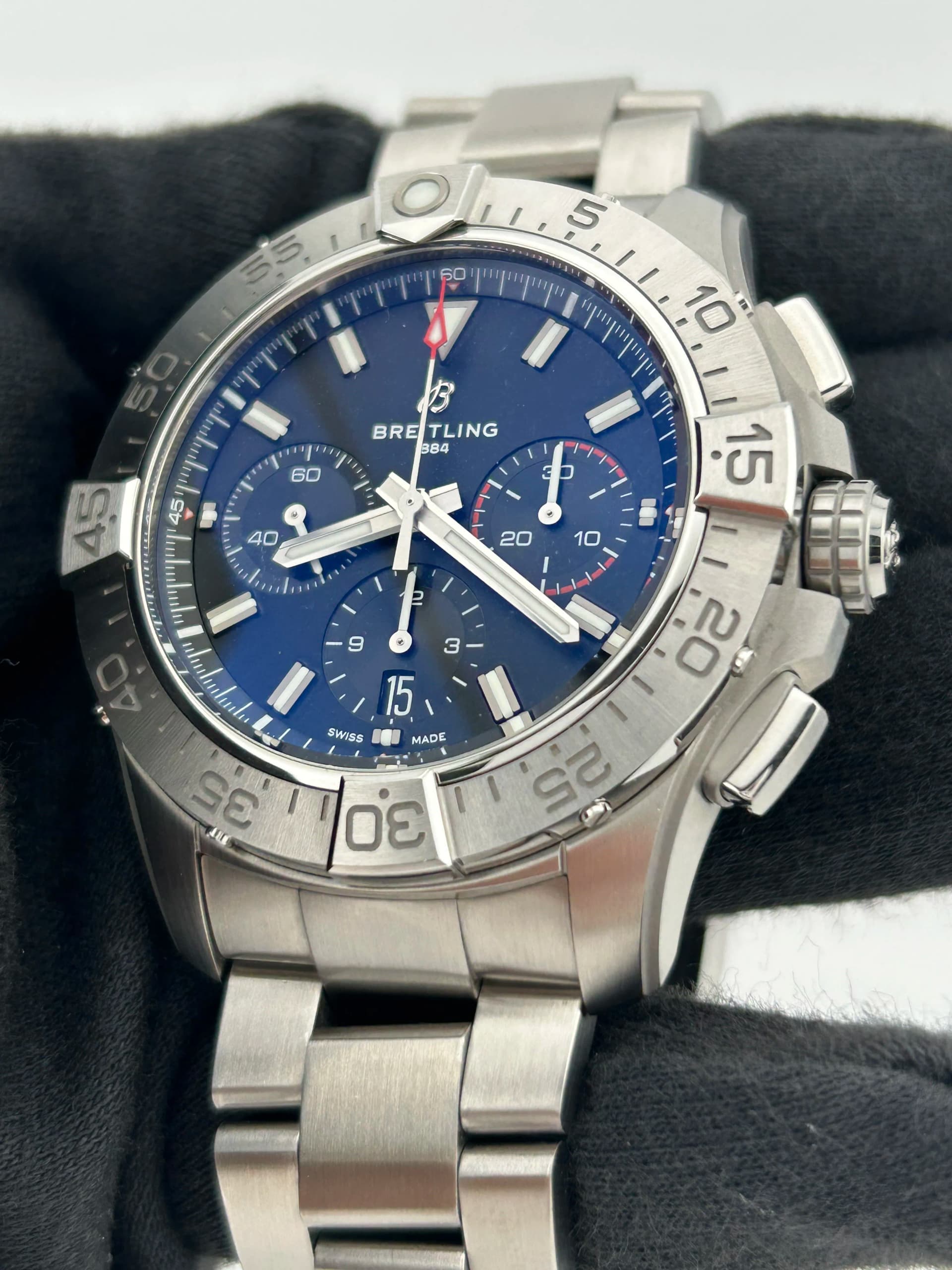 Breitling Avenger B01 Chronograph, view 4