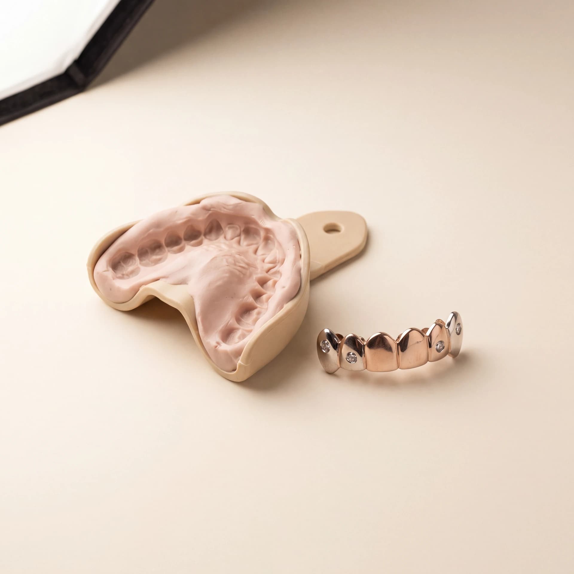Design prototype — a rendering of a cured dental impression and the wax model cast from it, illustrating the first stage of a grillz commission