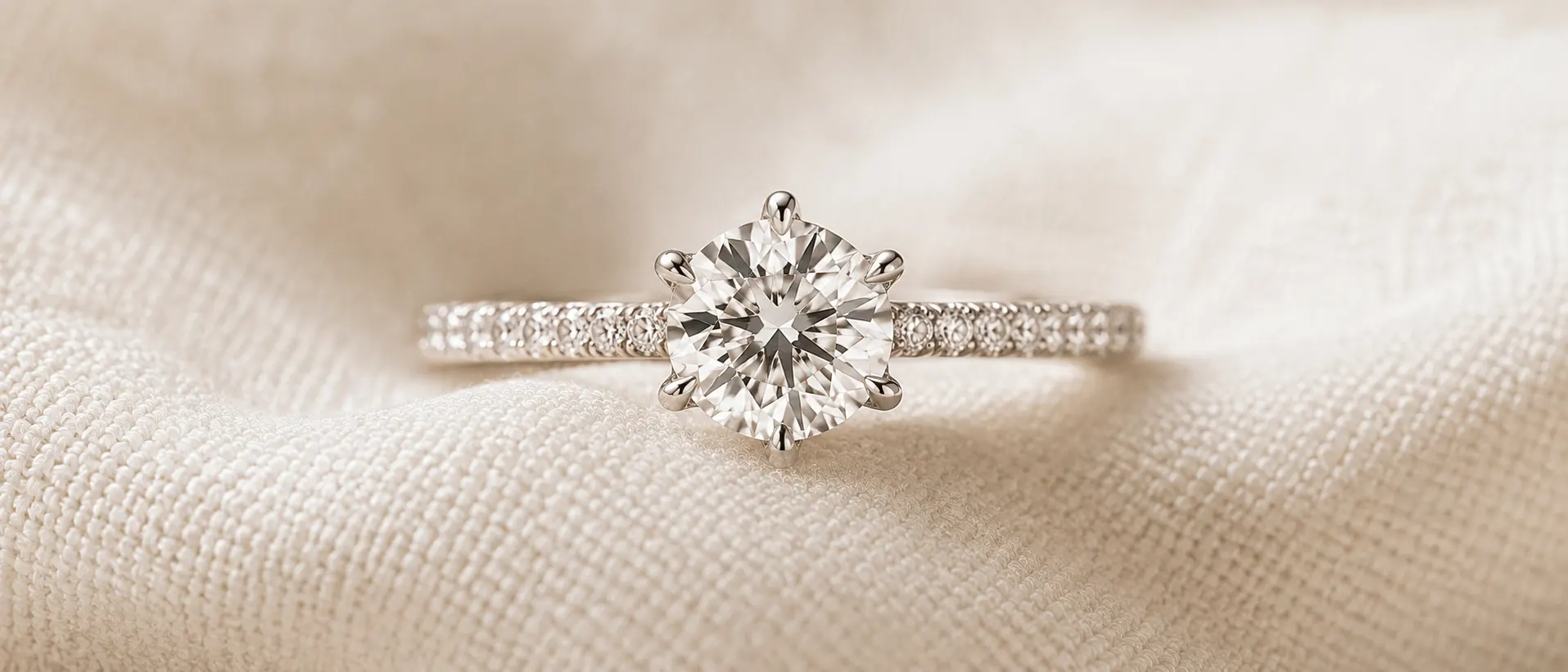 Round cut lab grown diamond