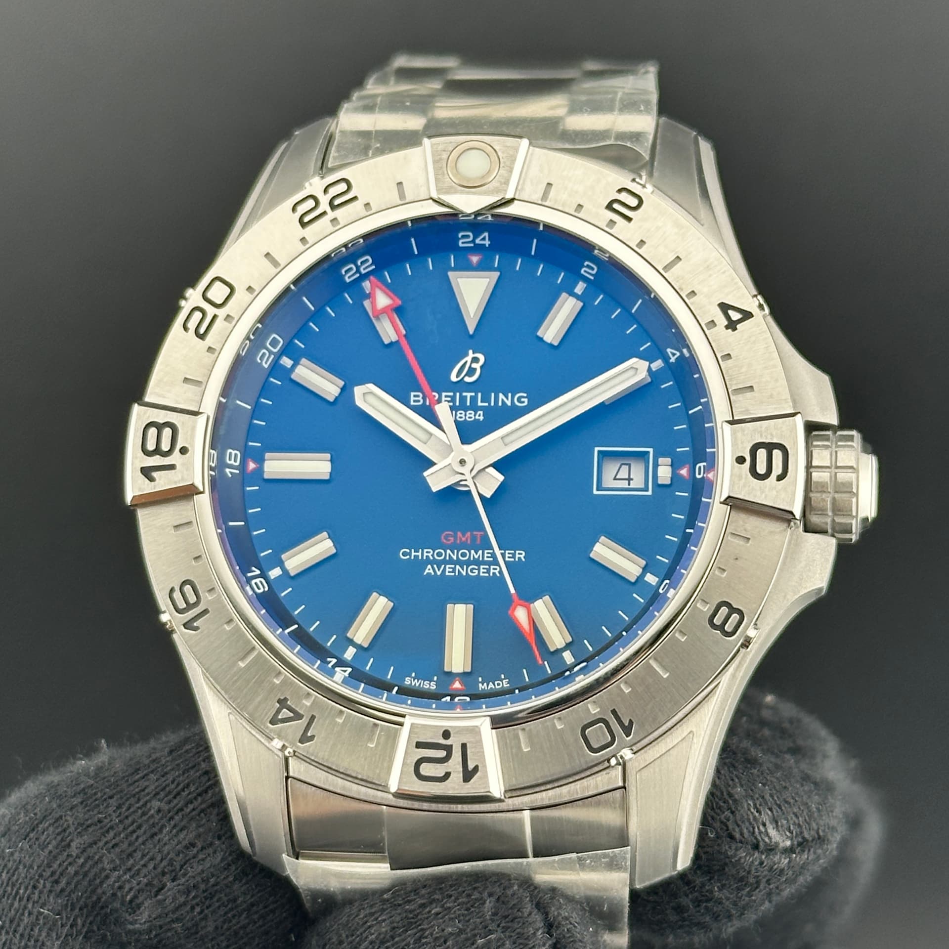 Breitling Avenger Automatic Gmt, view 4