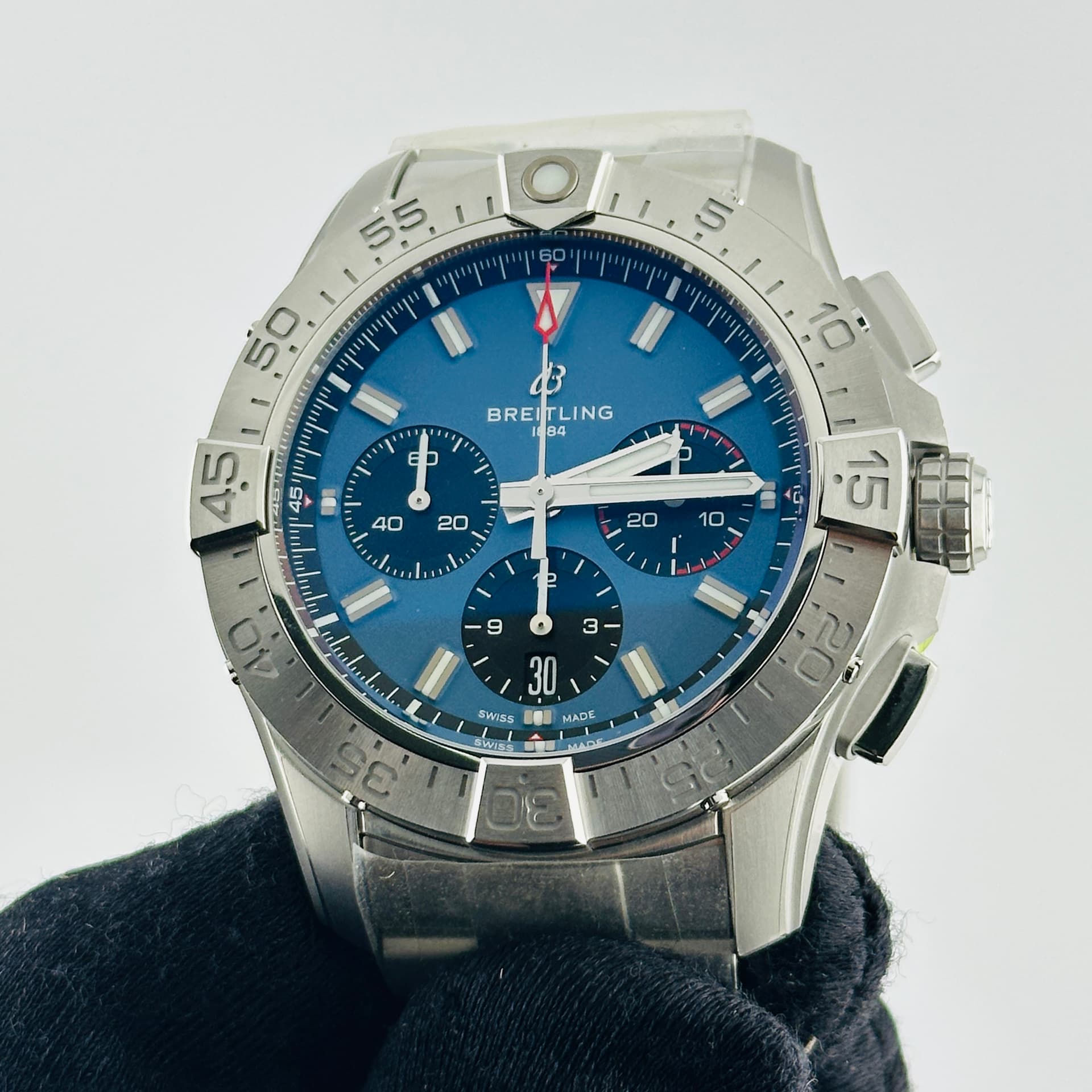 Breitling Avenger B01 Chronograph, view 4