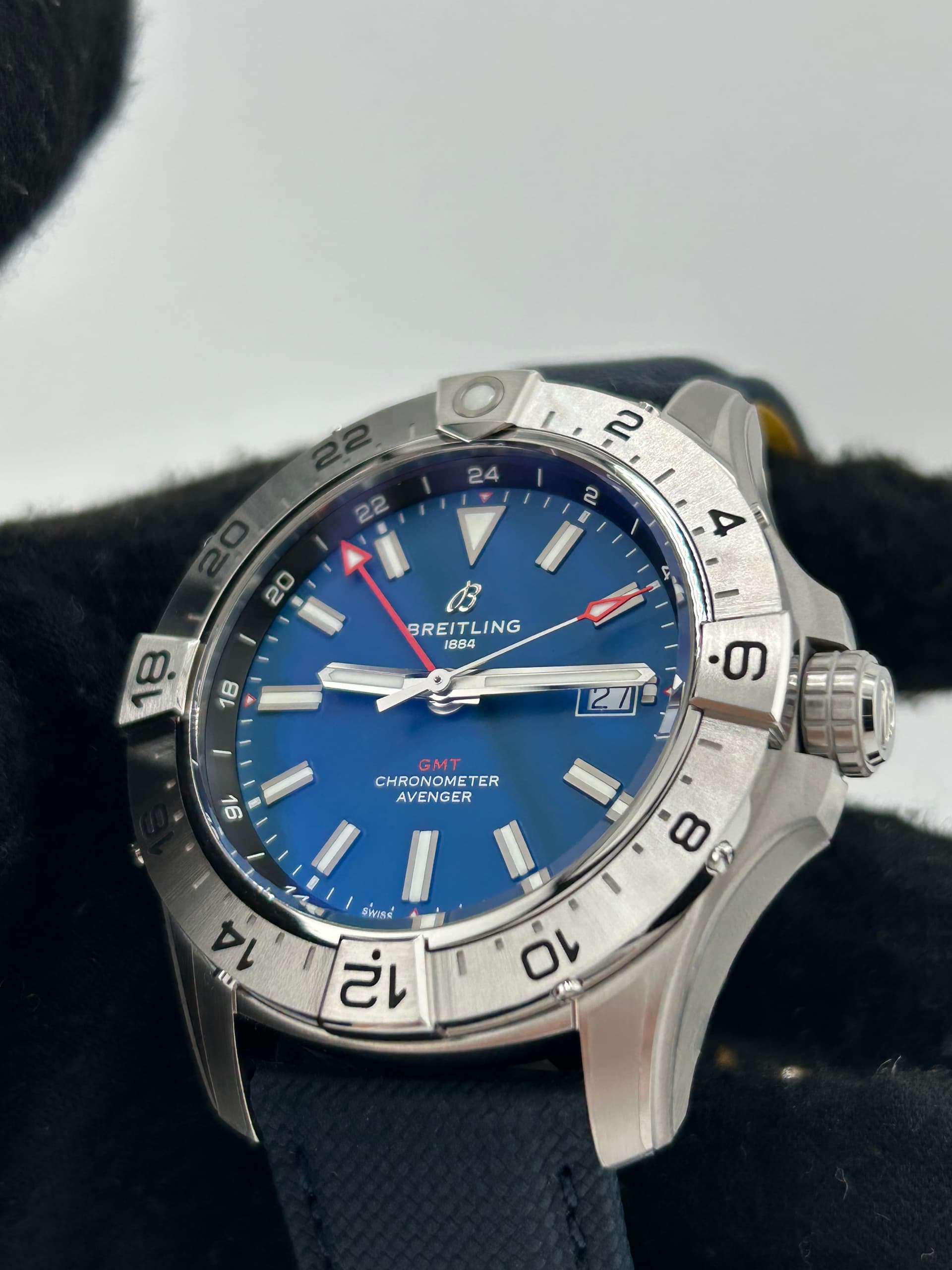 Breitling Avenger Automatic Gmt, view 4