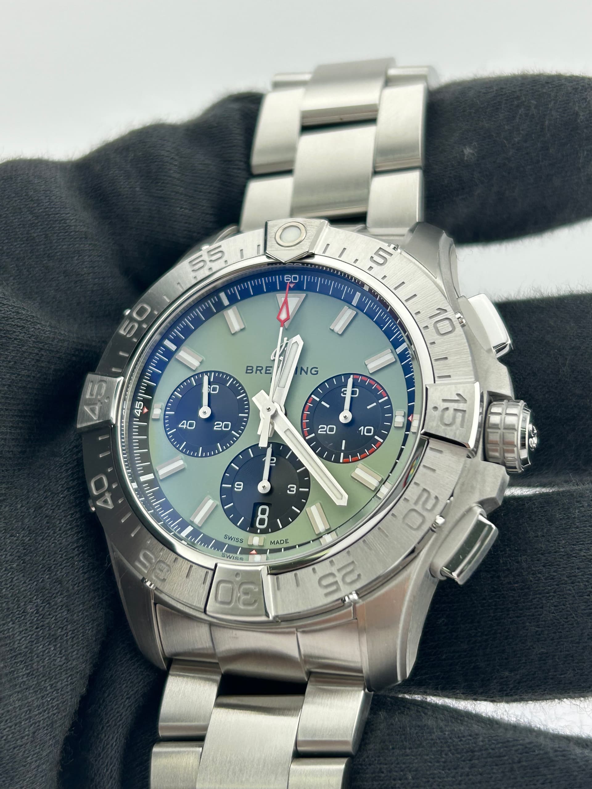 Breitling Avenger B01 Chronograph, view 4