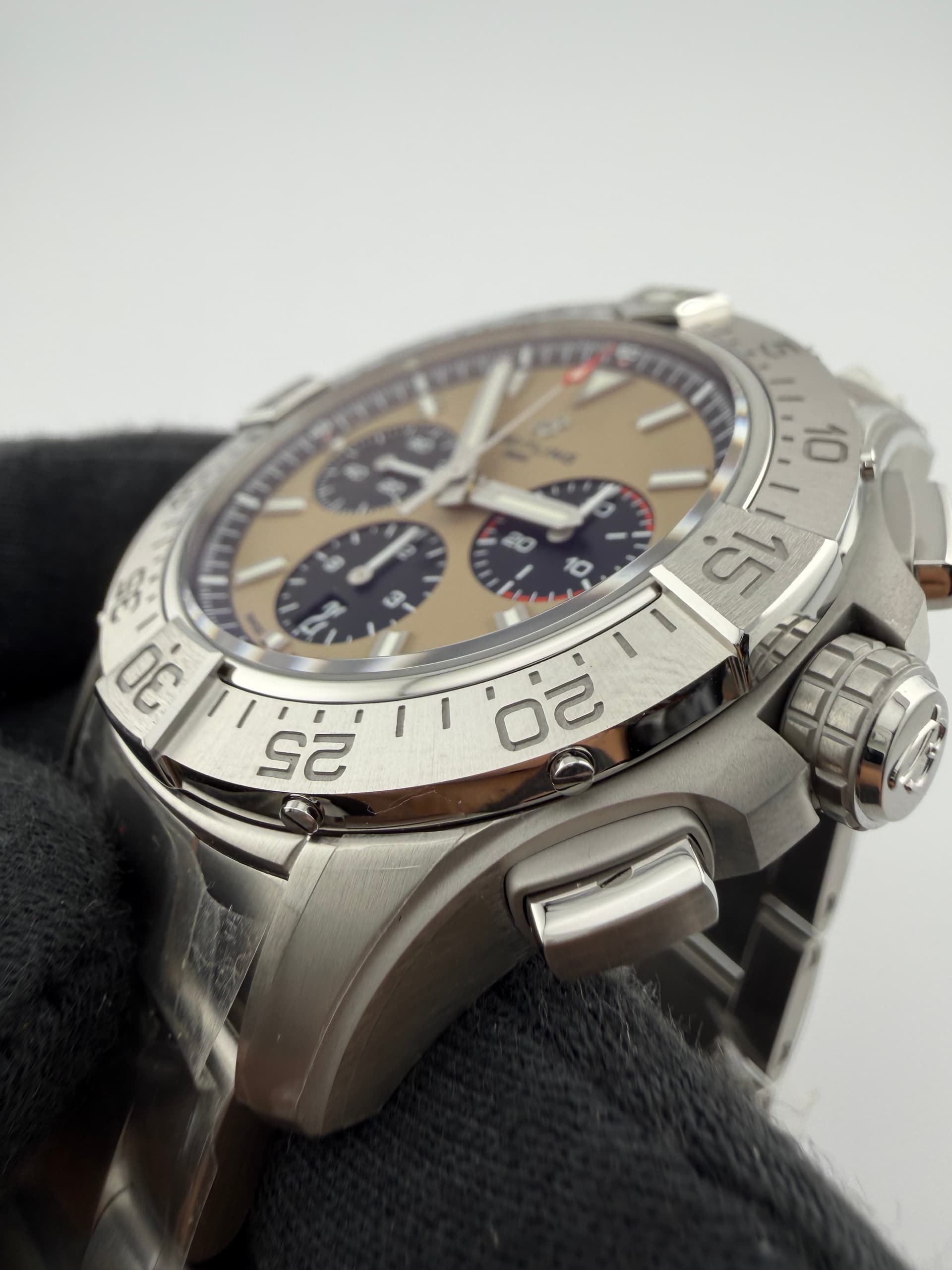 Breitling Avenger B01 Chronograph, view 4