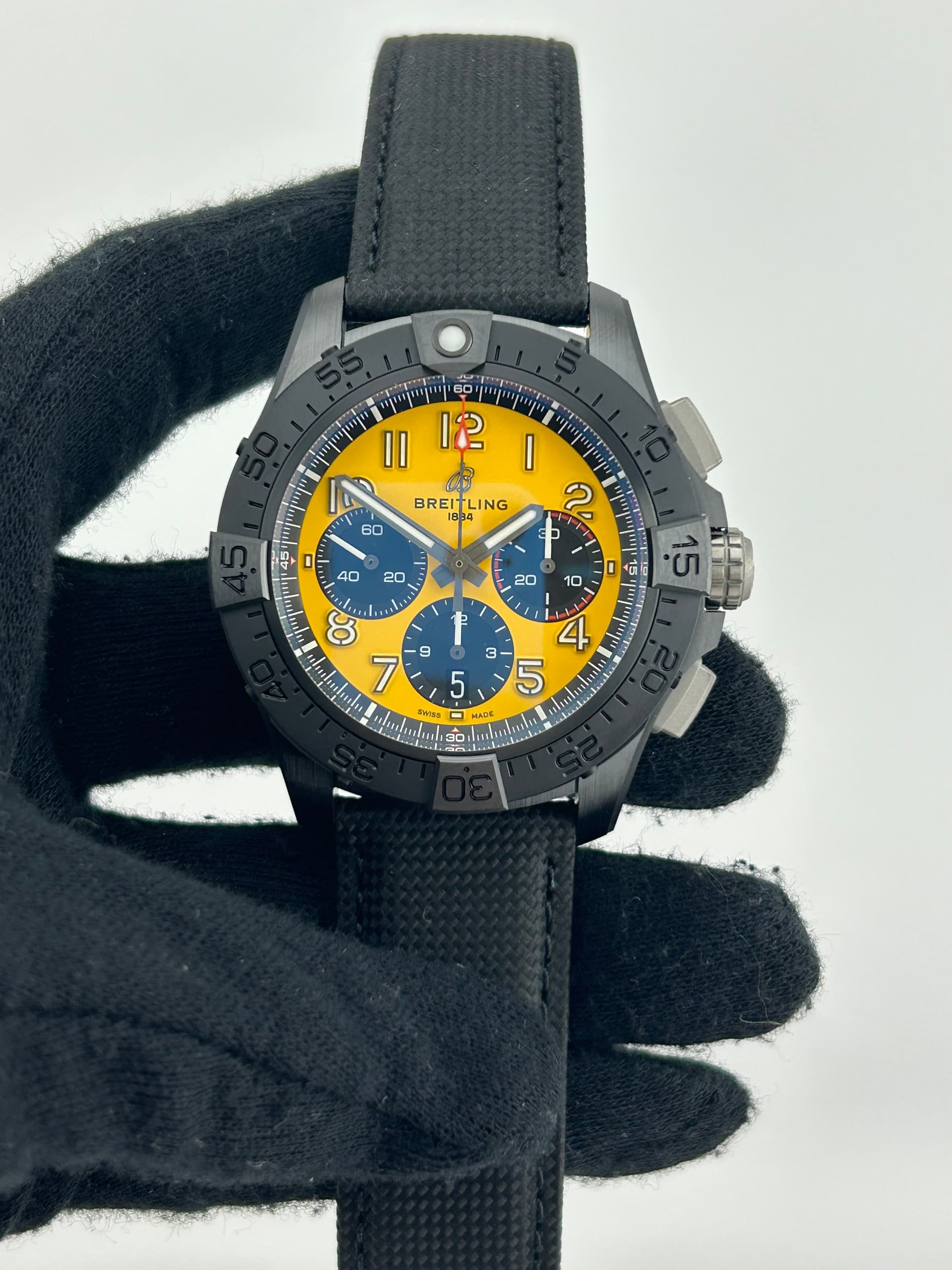 Breitling Avenger B01 Chronograph, view 3