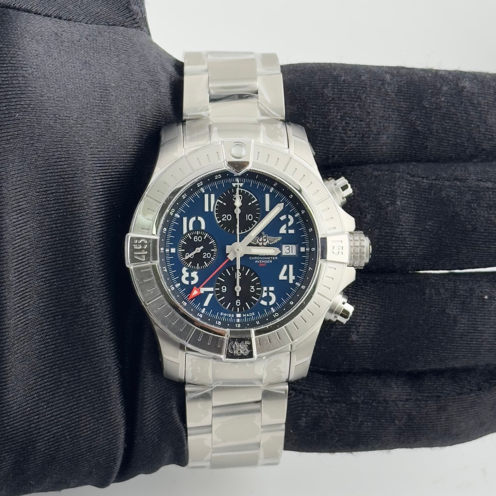 Breitling Avenger Chronograph Gmt, view 3