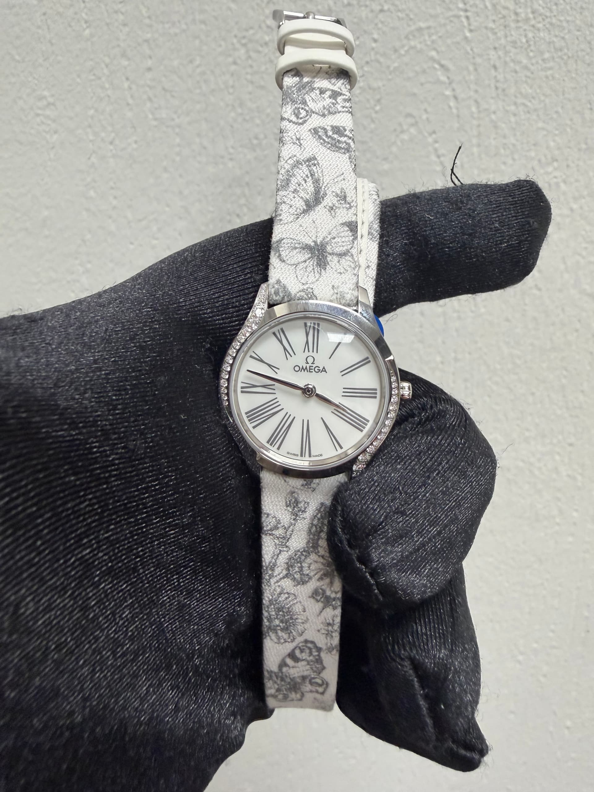 Omega De Ville Mini Trésor Quartz, view 3