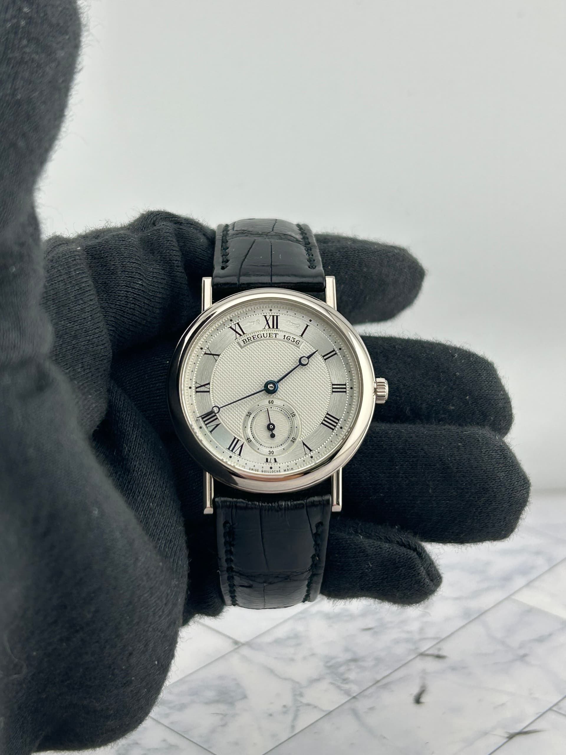 Breguet Men's Classic silver Dial on leather Ref. 3290BB/12/286 — White Gold case, Silver dial, Leather bracelet. Very Good. Original box
og white gold buckle.