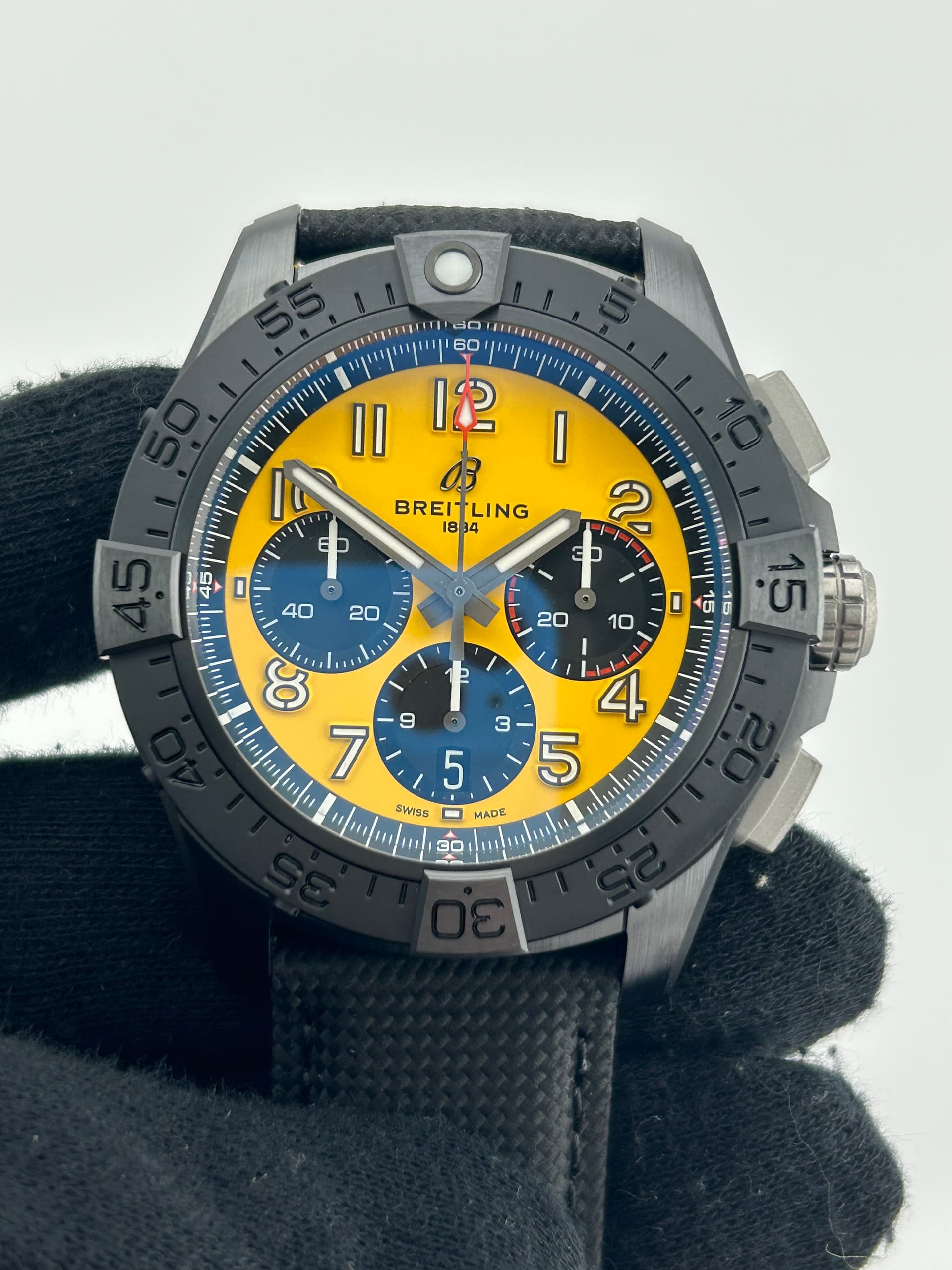 Breitling Avenger B01 Chronograph, view 4