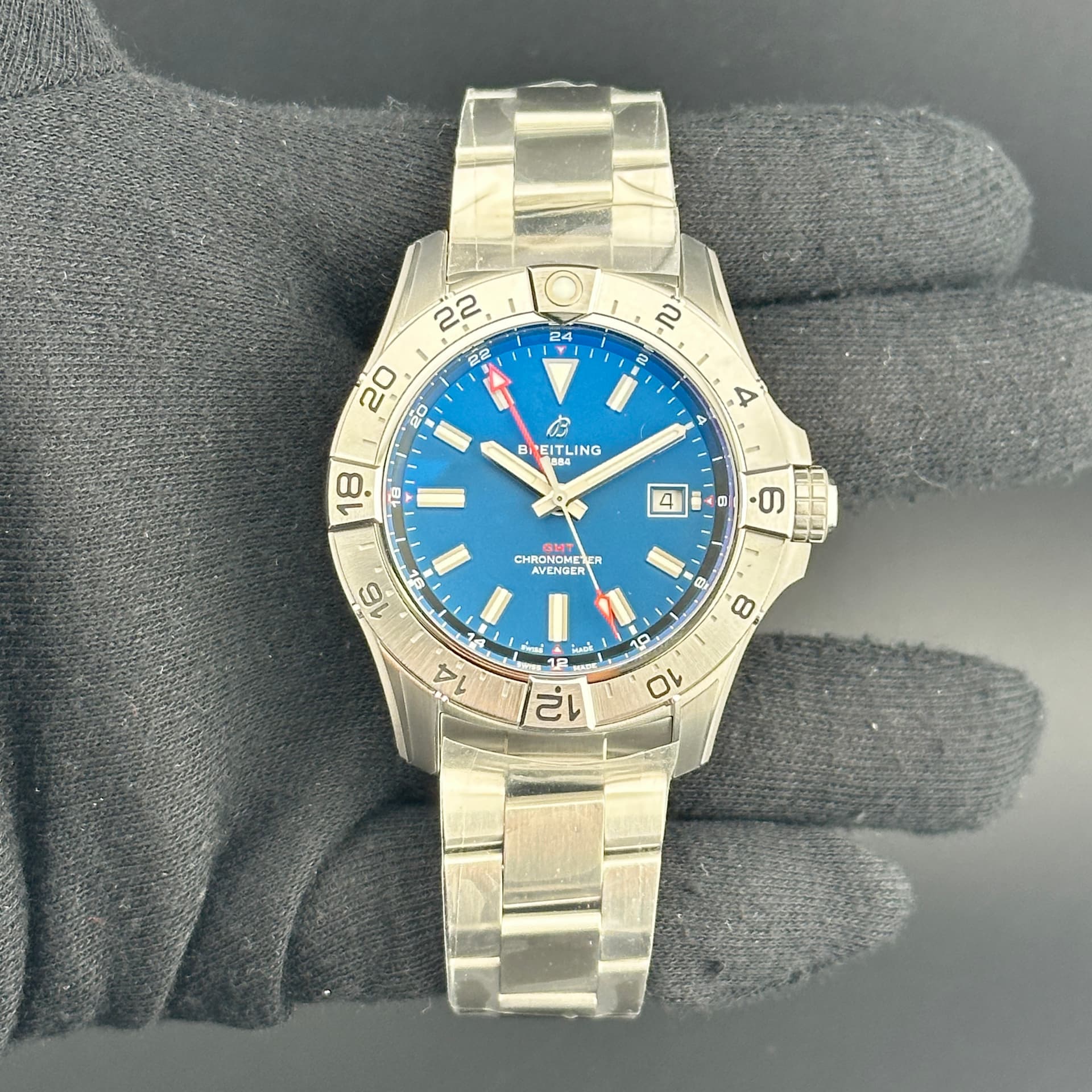 Breitling Avenger Automatic Gmt, view 3
