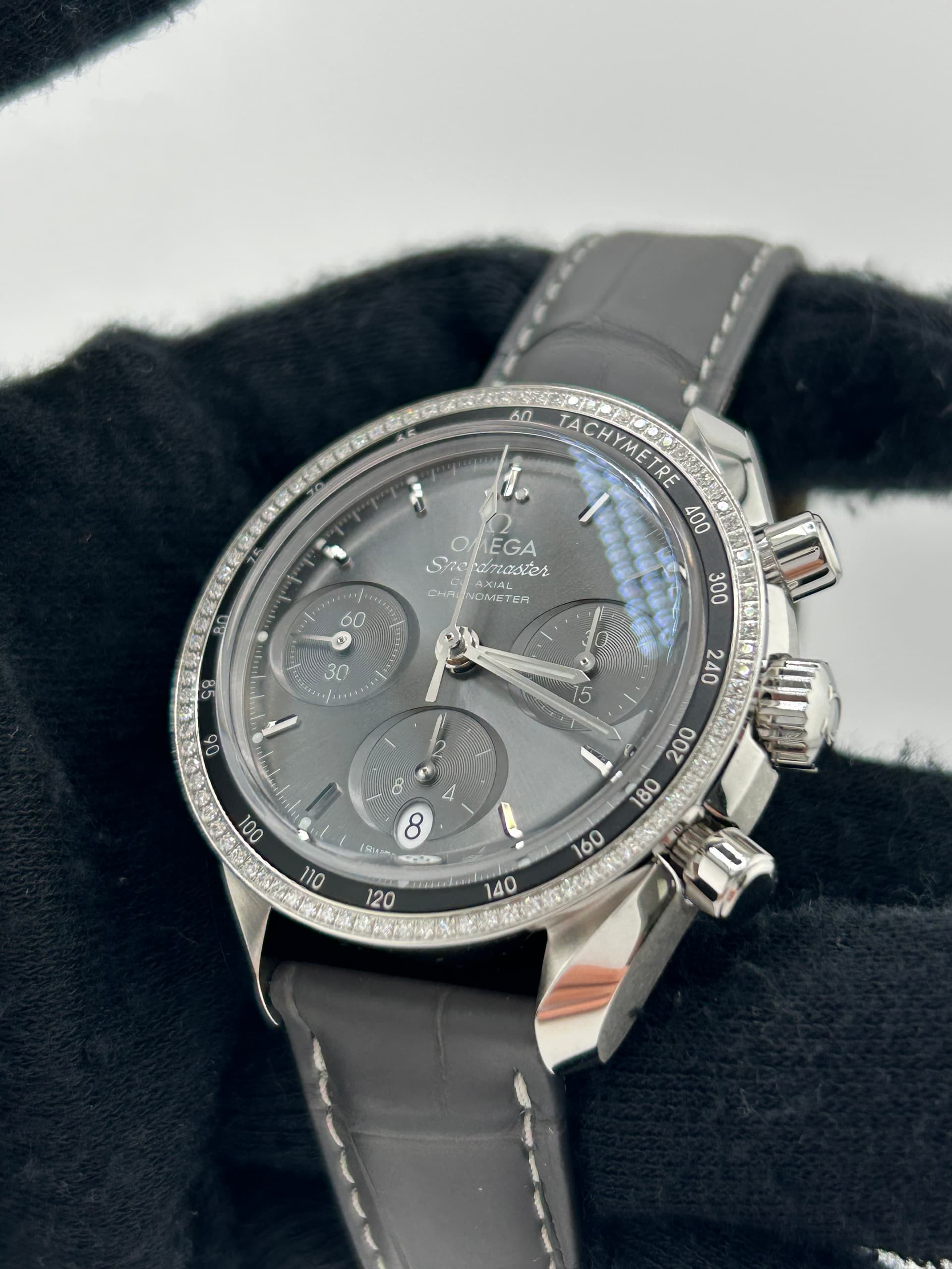 Omega Speedmaster Co-axial Chronograph, view 4