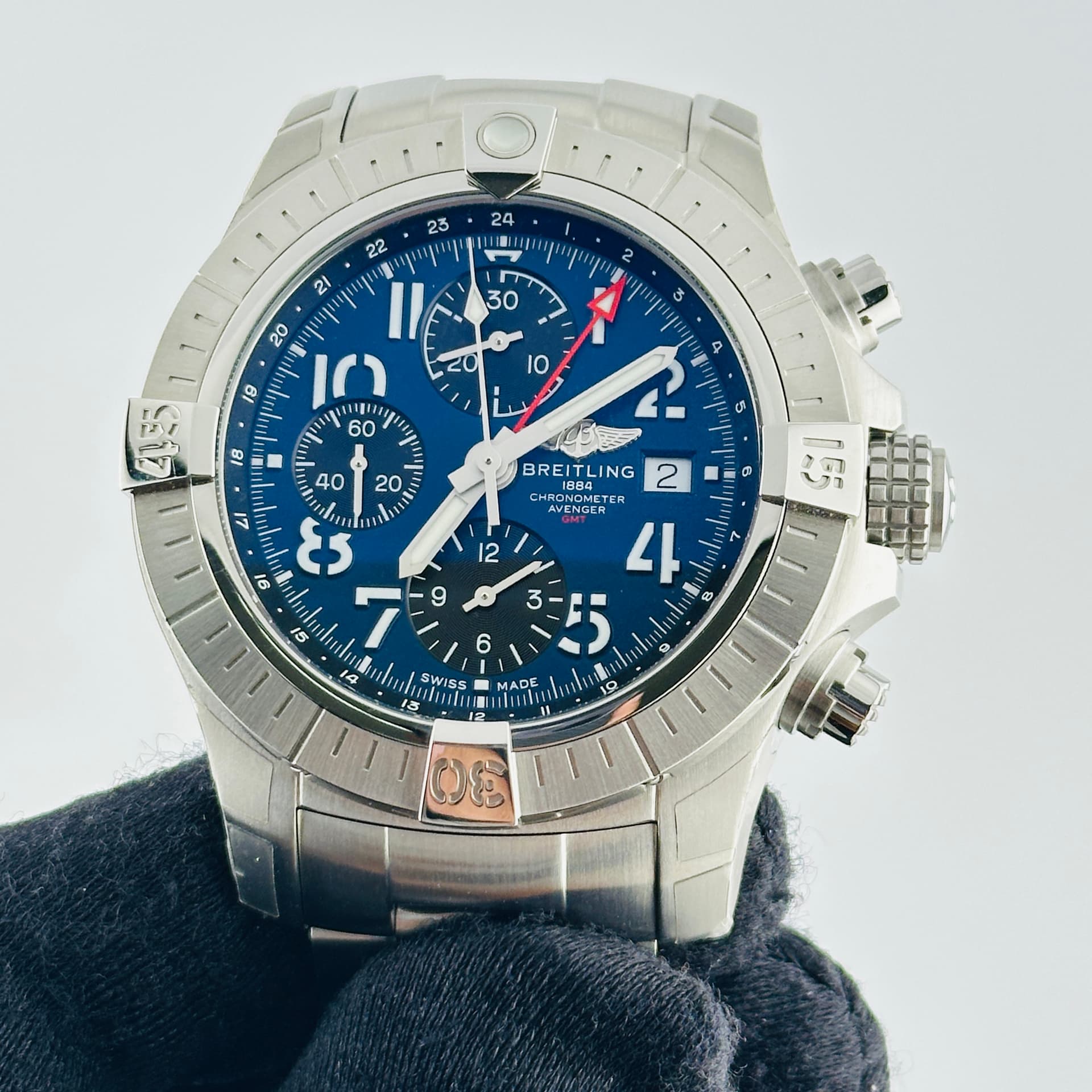 Breitling Avenger Chronograph Gmt, view 4