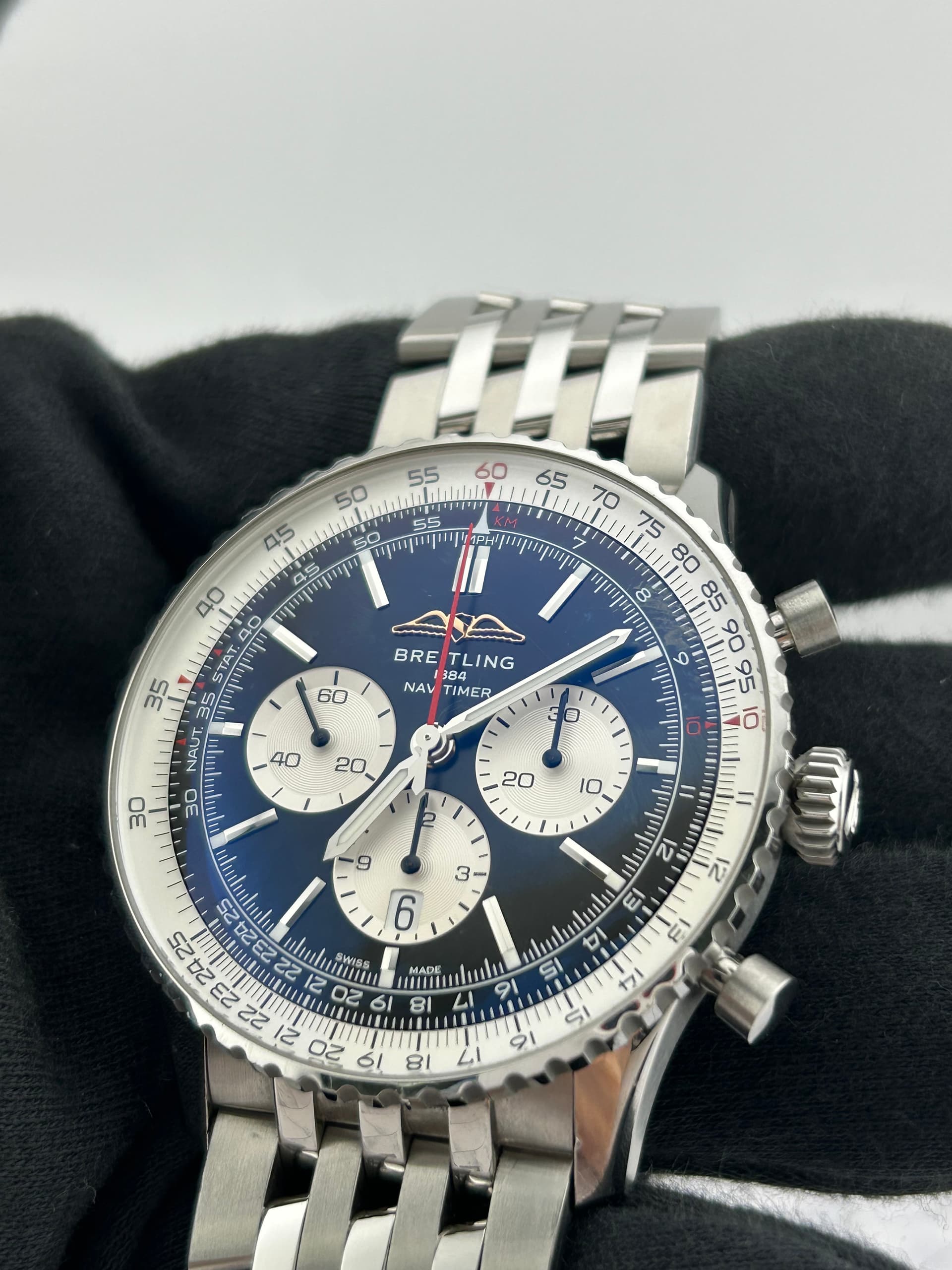 Breitling Navitimer B01 Chronograph, view 4