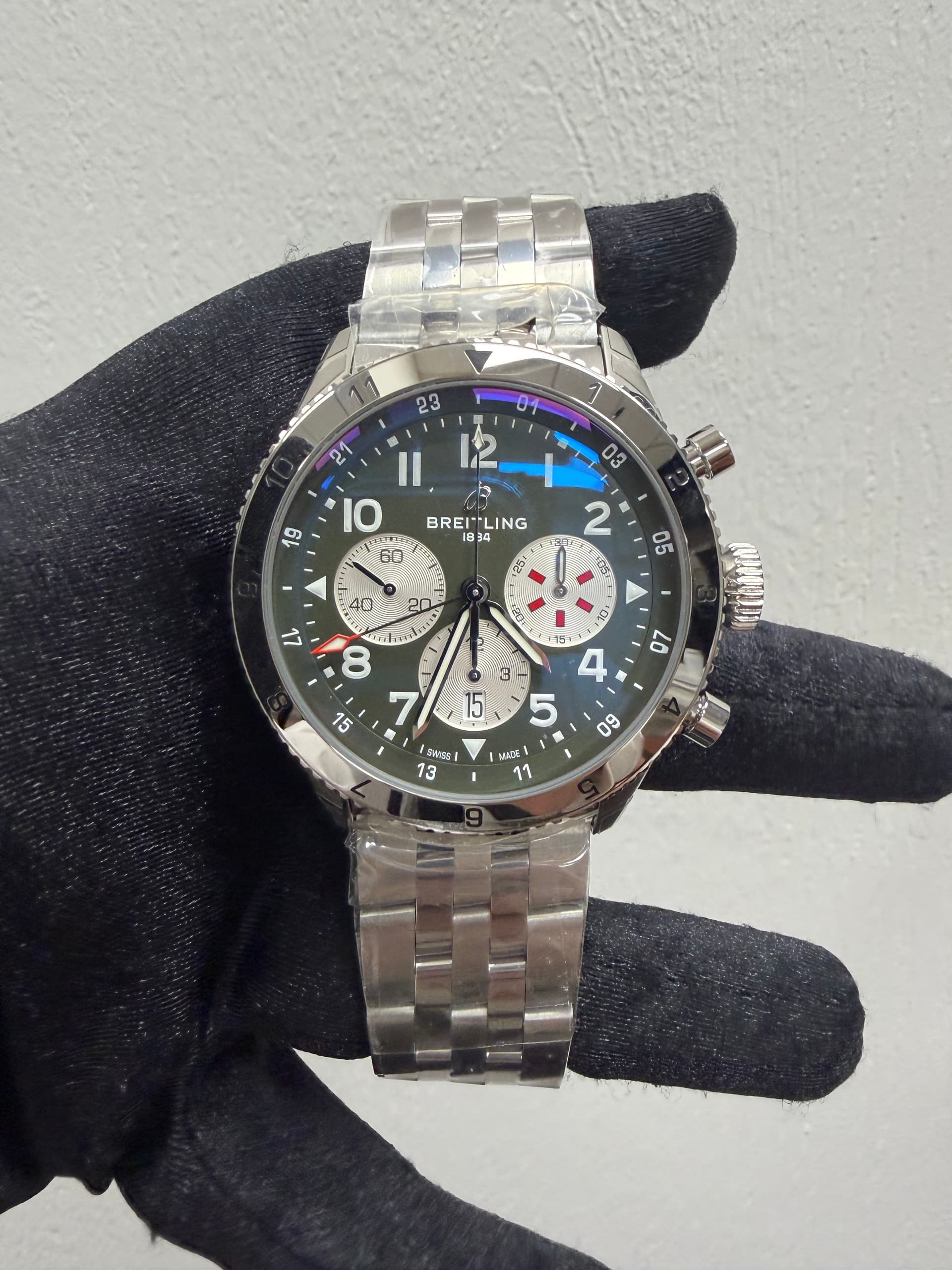 Breitling Super Avi B04 Chronograph Gmt, view 3