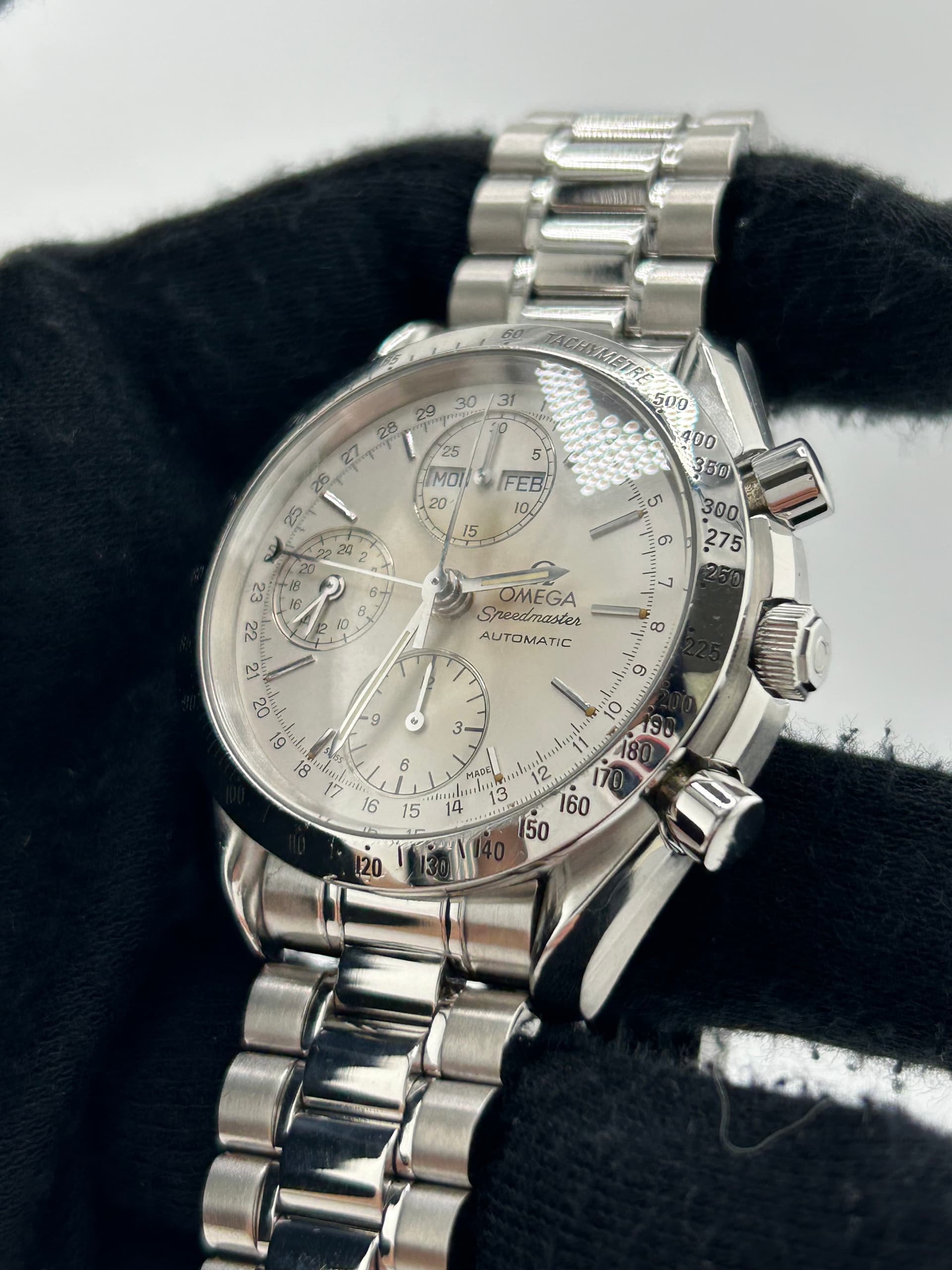 Omega Speedmaster Day Date, view 4