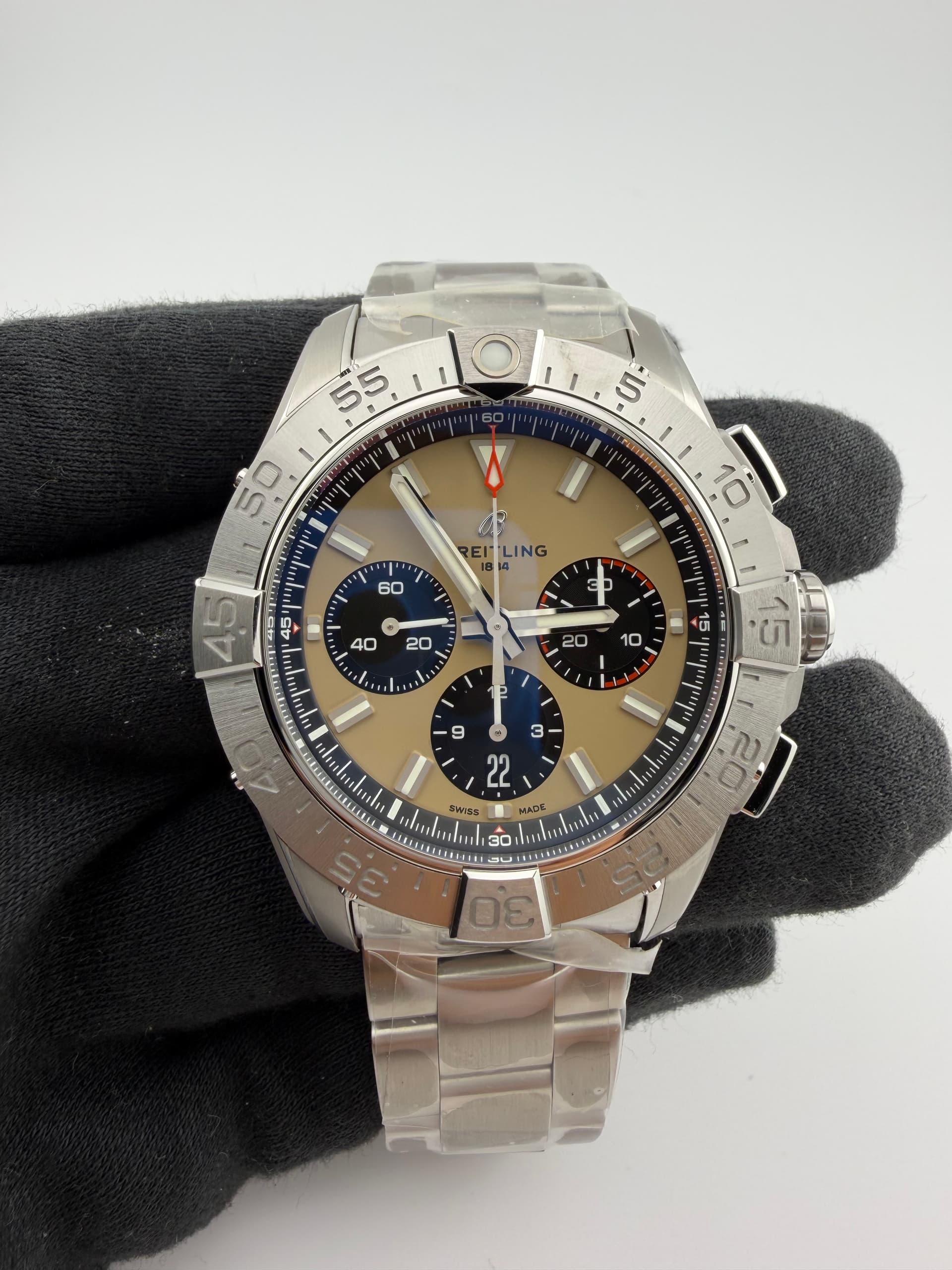 Breitling Avenger B01 Chronograph, view 5