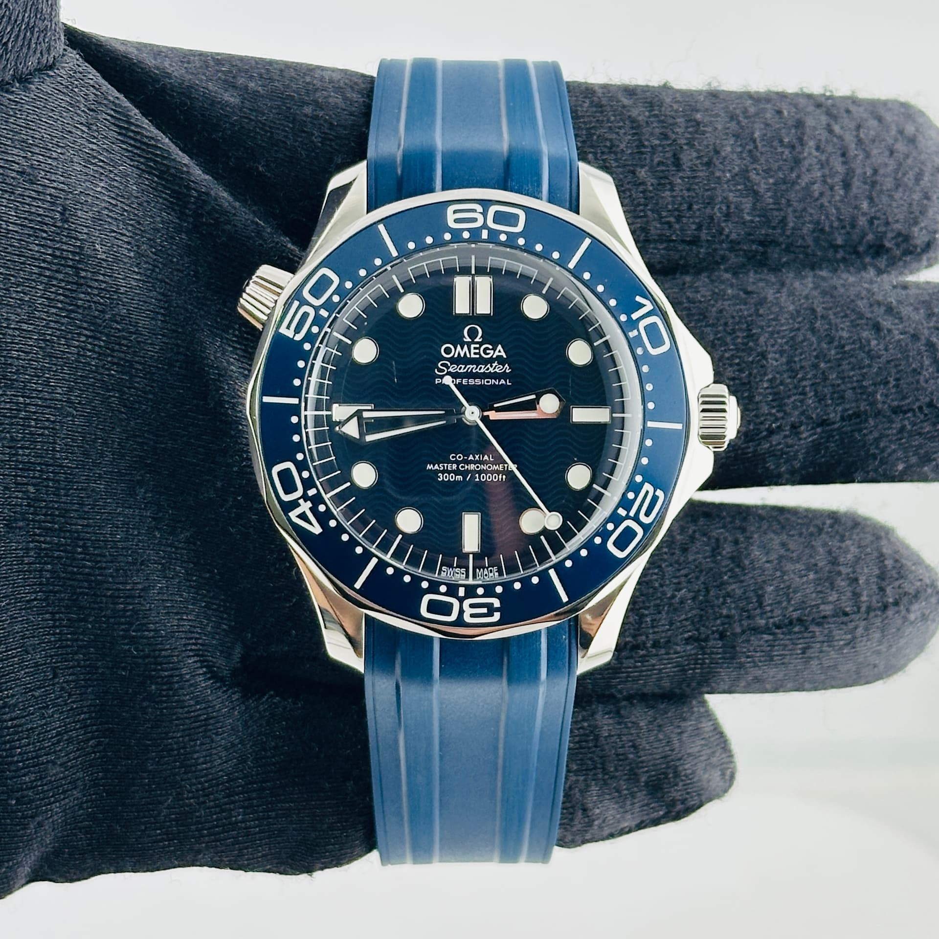 Omega Seamaster Diver James Bond, view 3