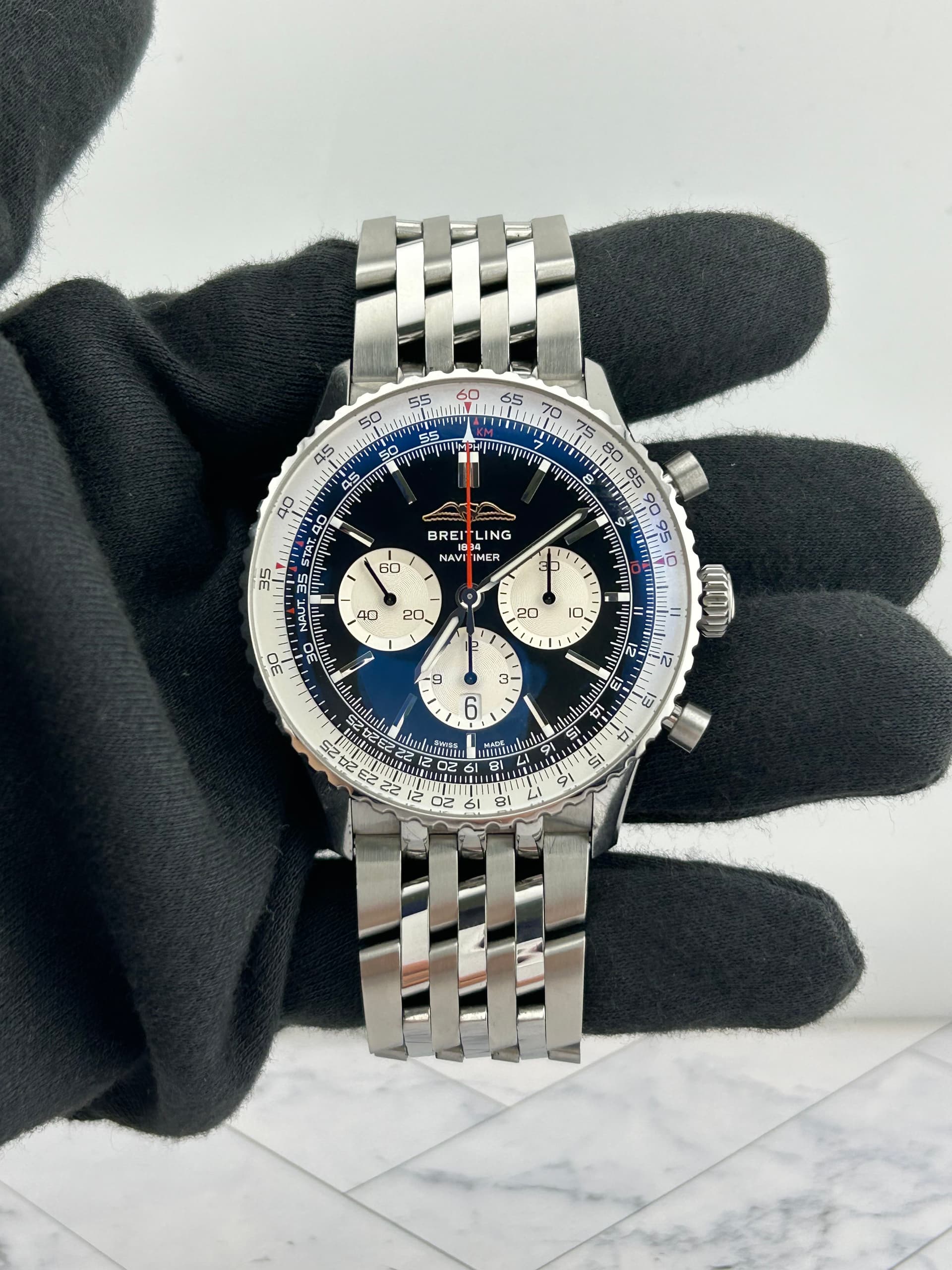 Breitling Navitimer B01 Chronograph, view 3