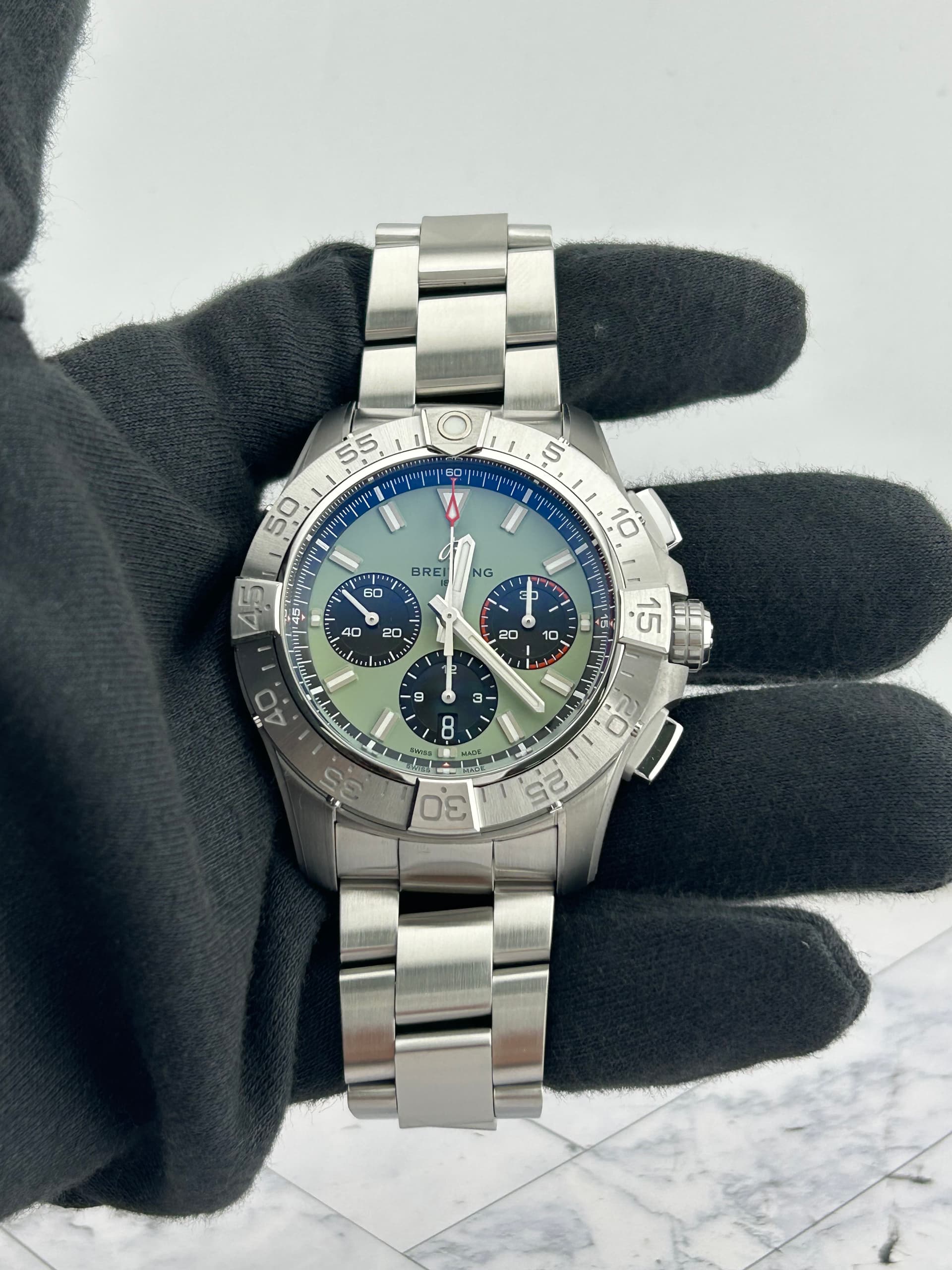 Breitling Avenger B01 Chronograph, view 3