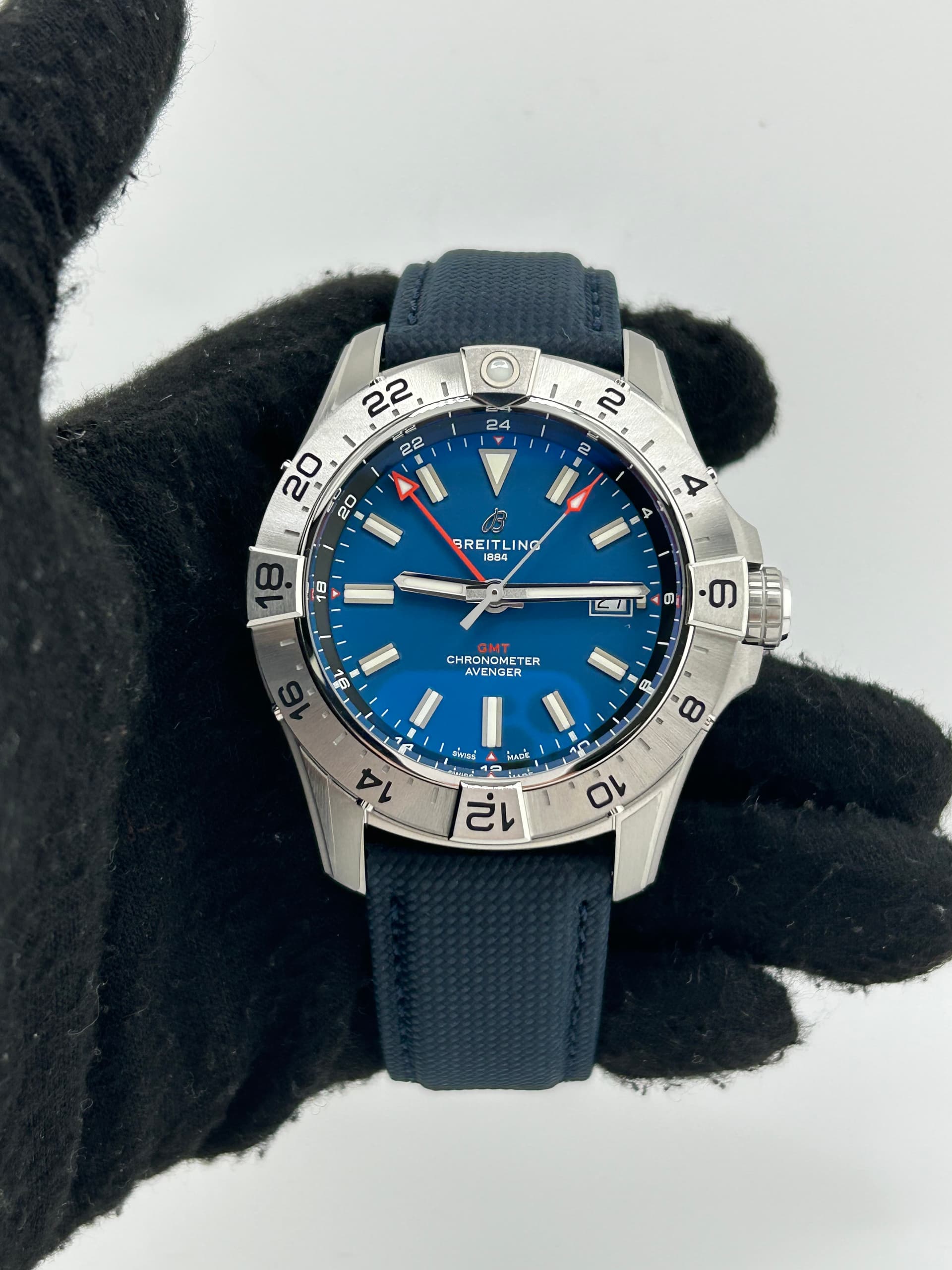 Breitling Avenger Automatic Gmt, view 3