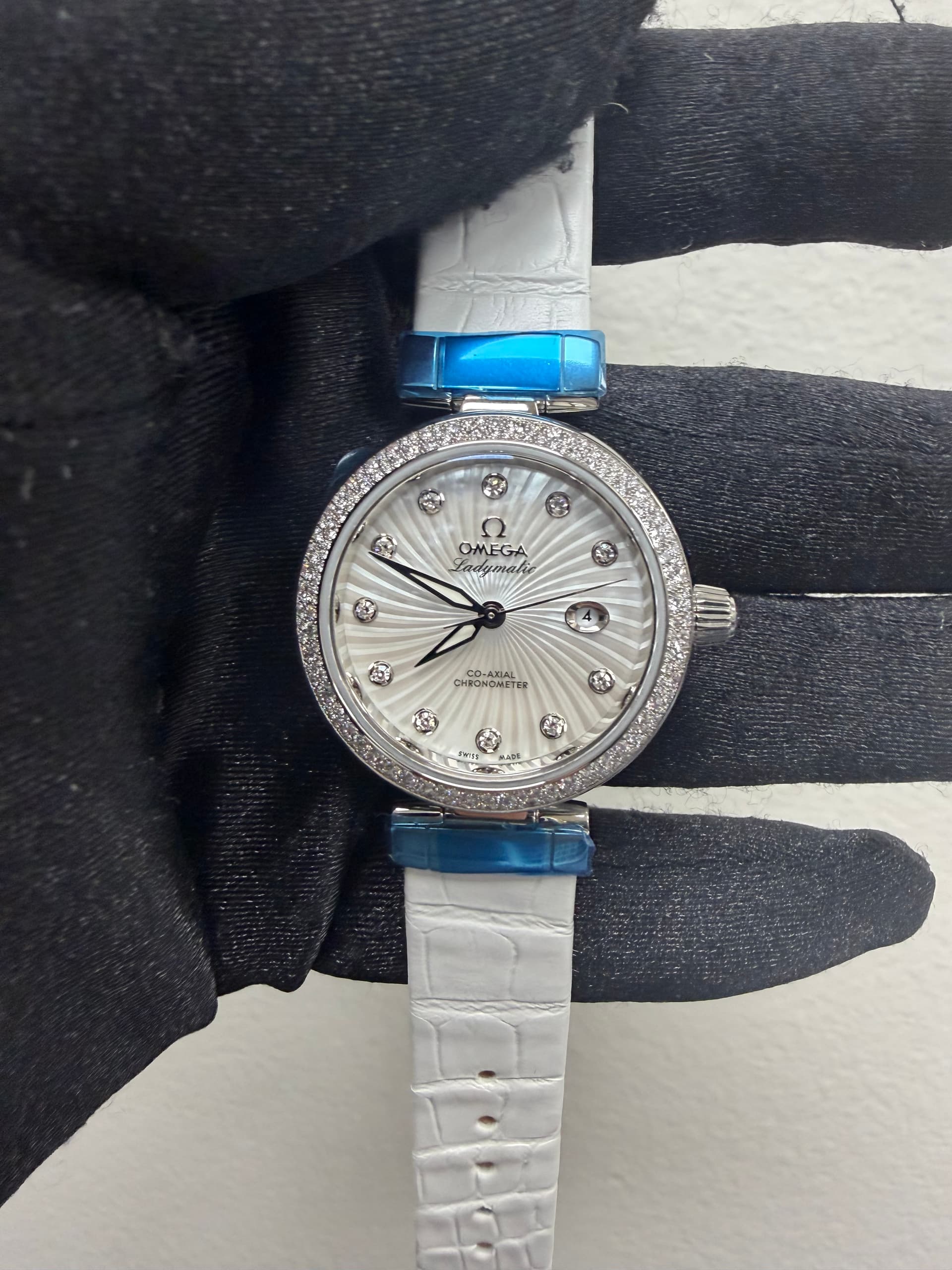 Omega De Ville Ladymatic Omega Co-axial, view 3