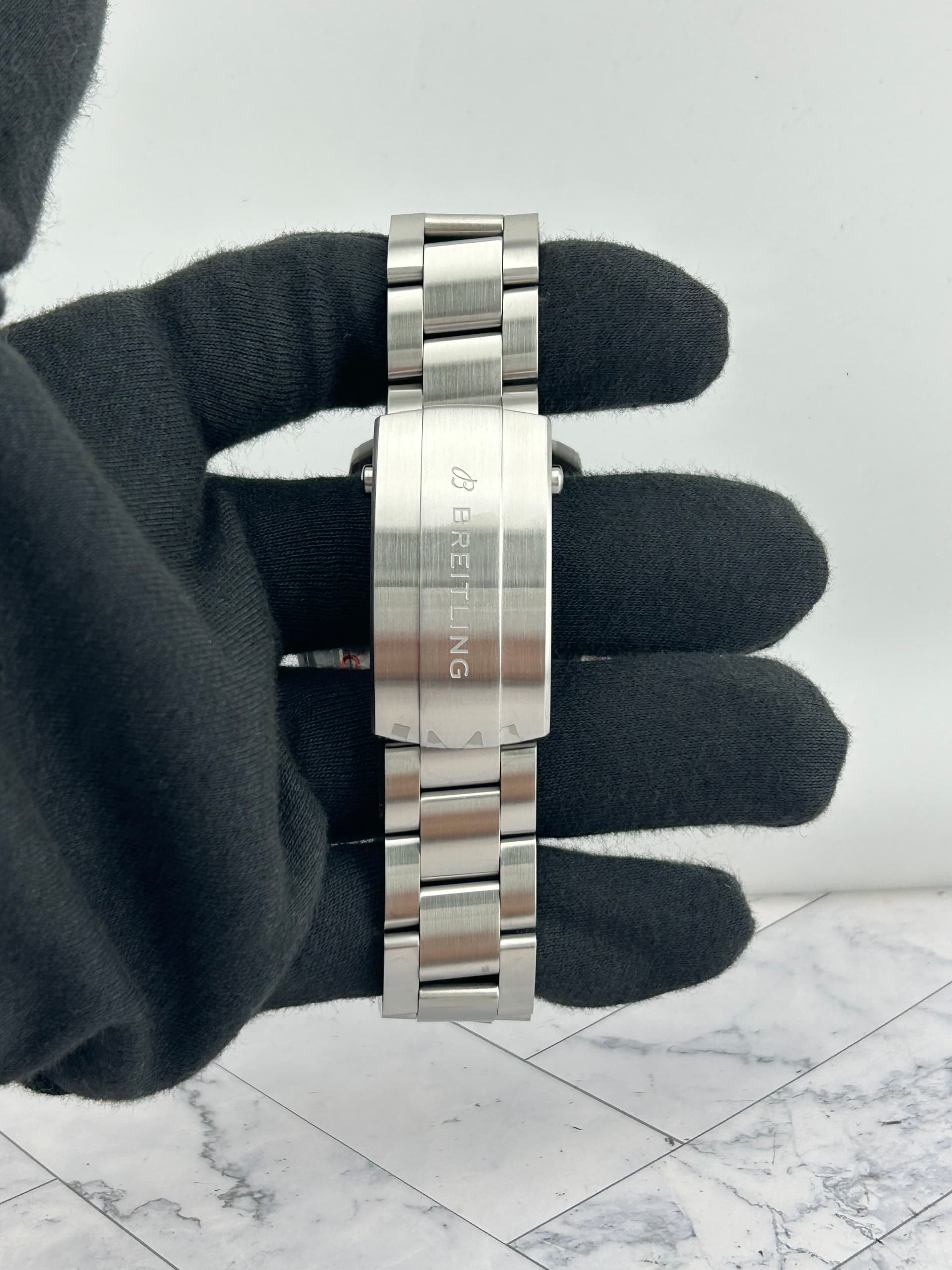 Breitling Avenger B01 Chronograph, view 5