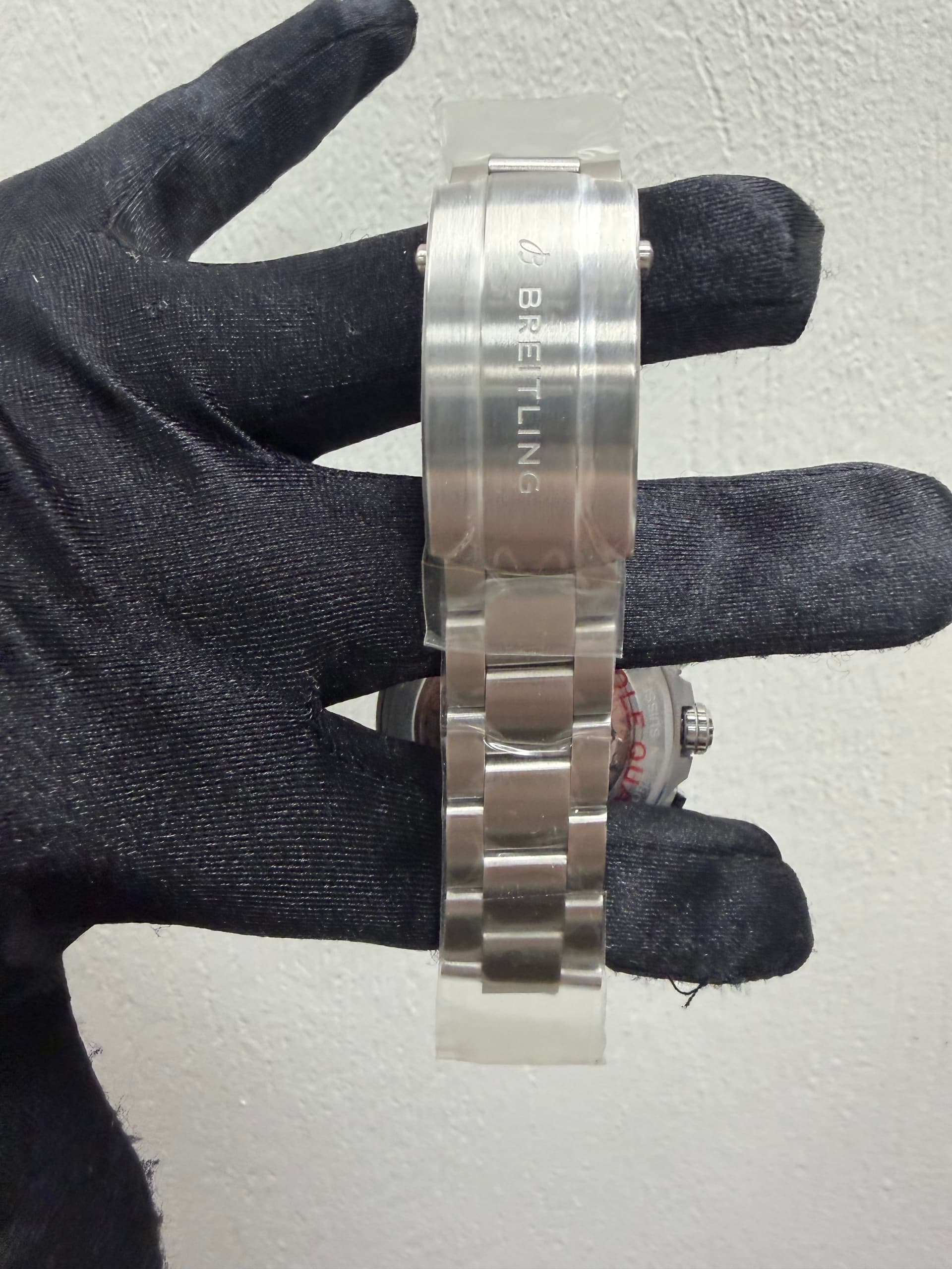 Breitling Avenger B01 Chronograph, view 4
