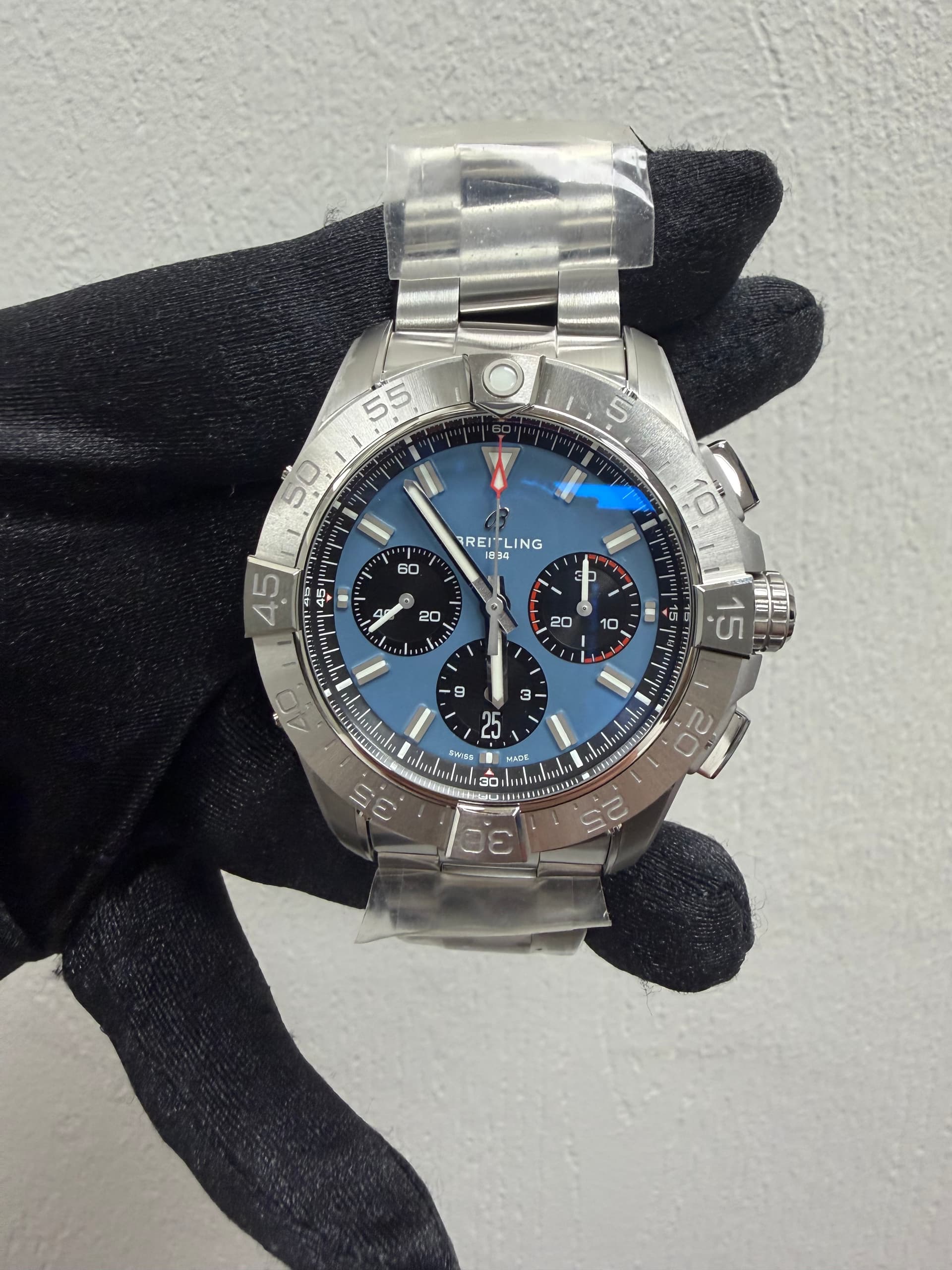 Breitling Avenger B01 Chronograph, view 3