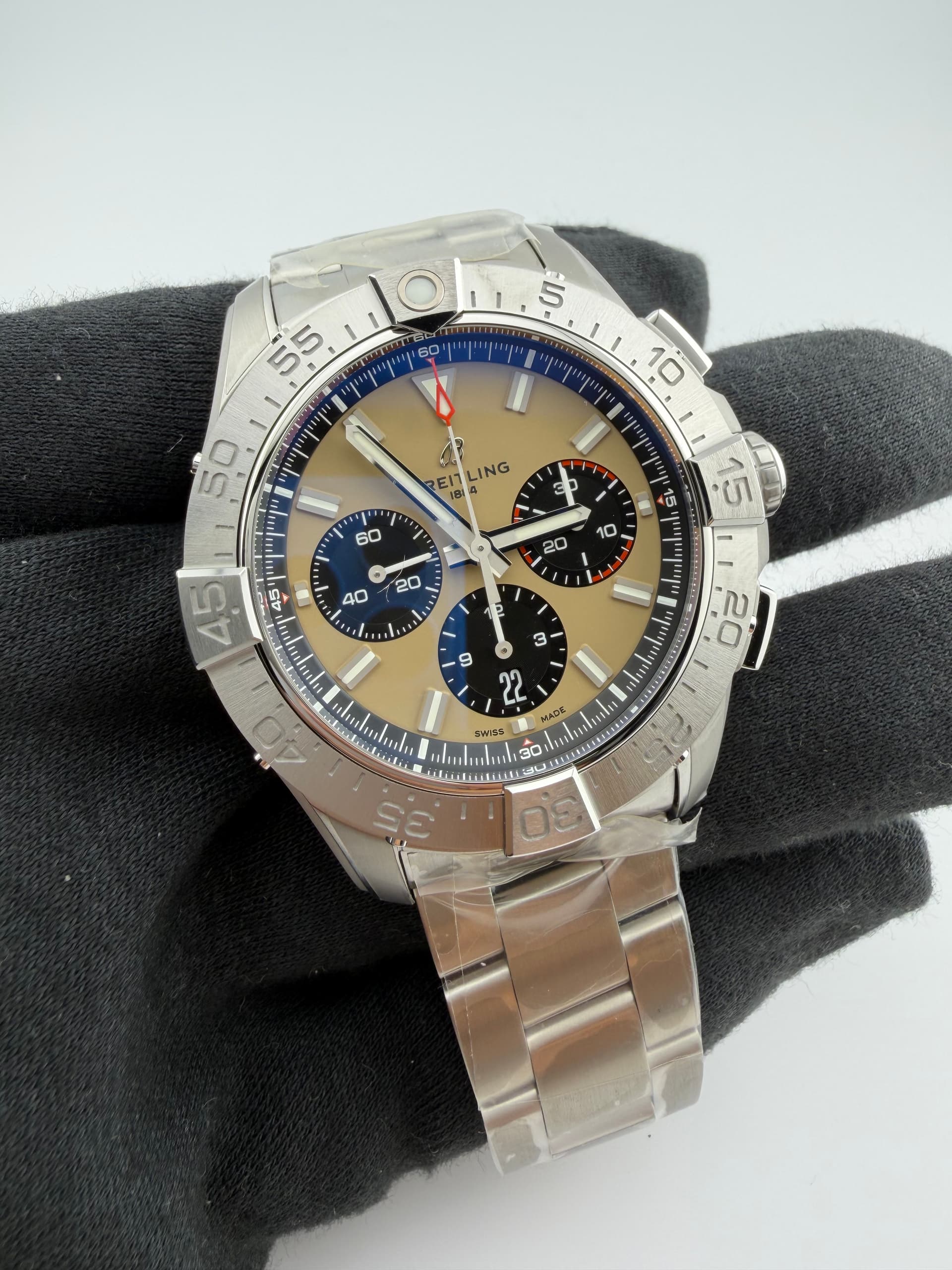 Breitling Avenger B01 Chronograph, view 3
