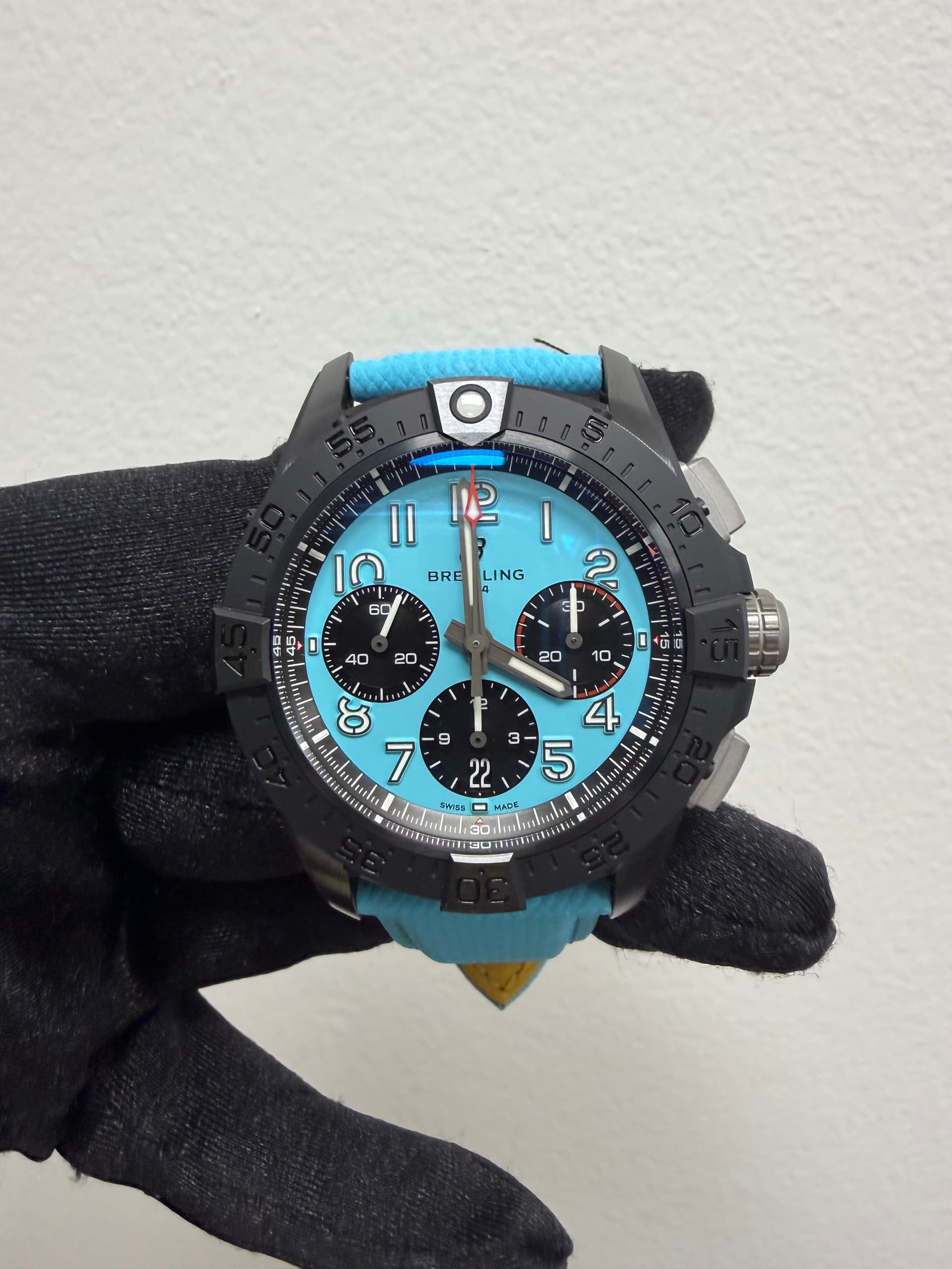 Breitling Avenger B01 Chronograph, view 3