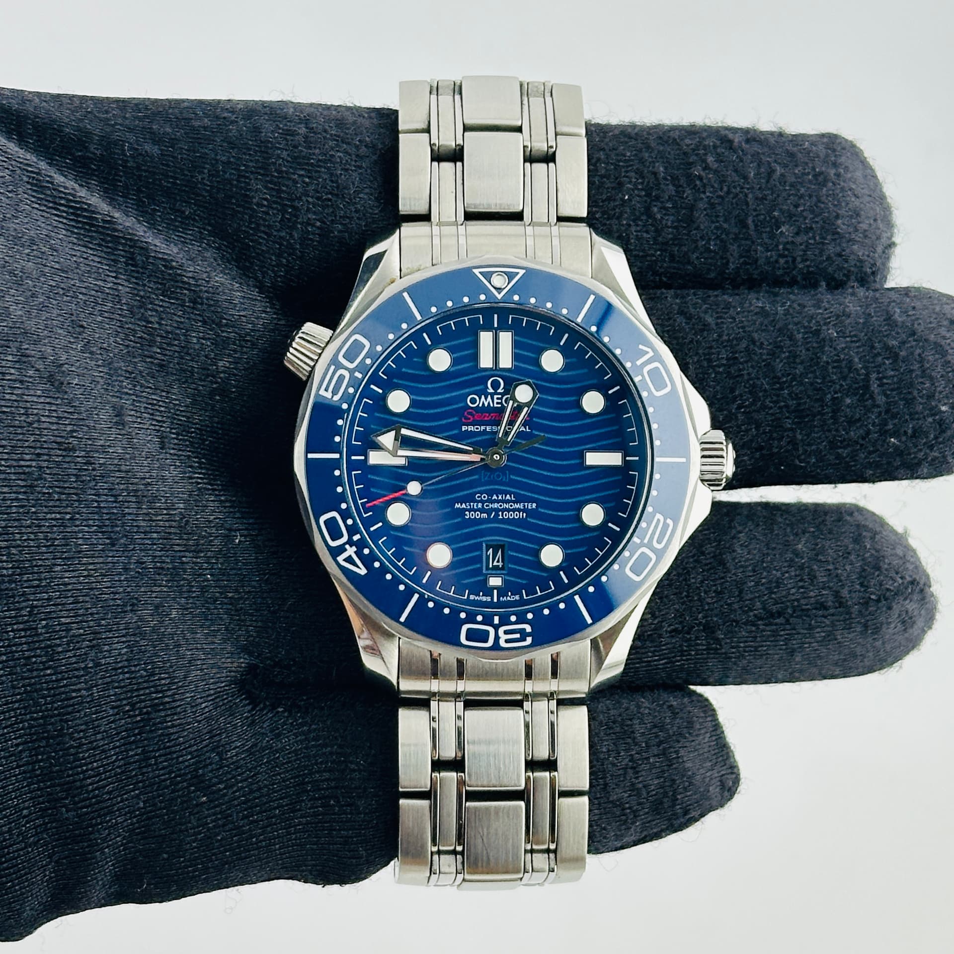 Omega Seamaster Diver 300m Co-axial Master Chronometer, view 3