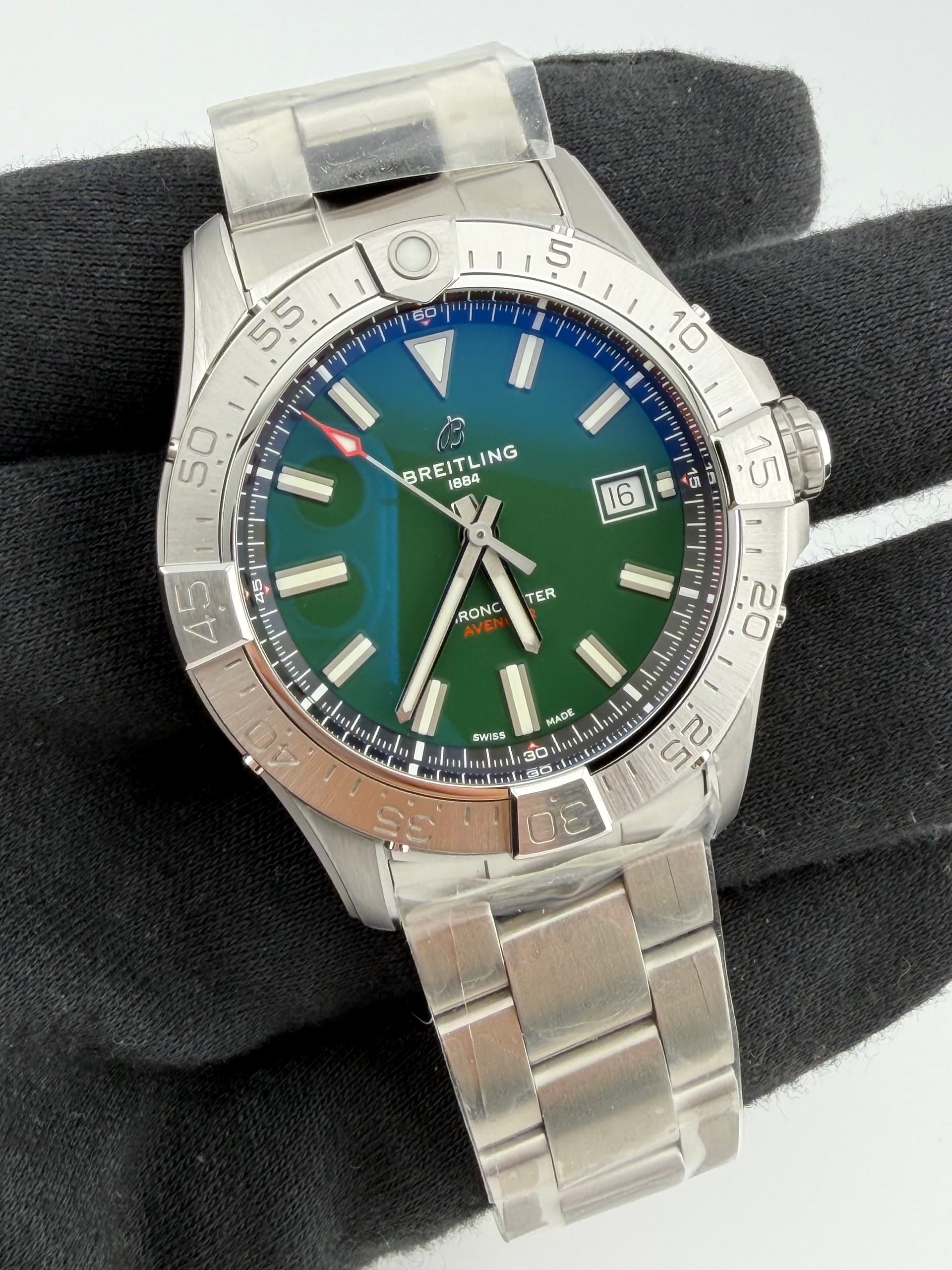 Breitling Avenger Automatic, view 3
