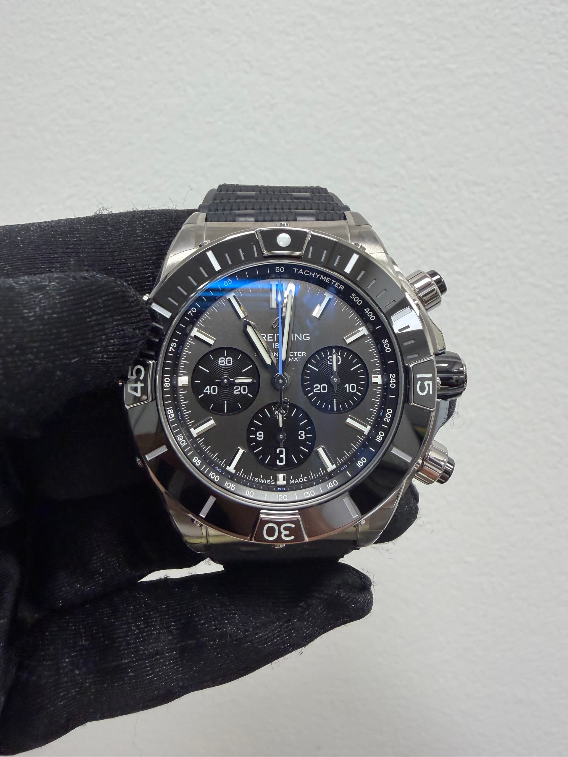 Breitling Super Chronomat B01, view 3