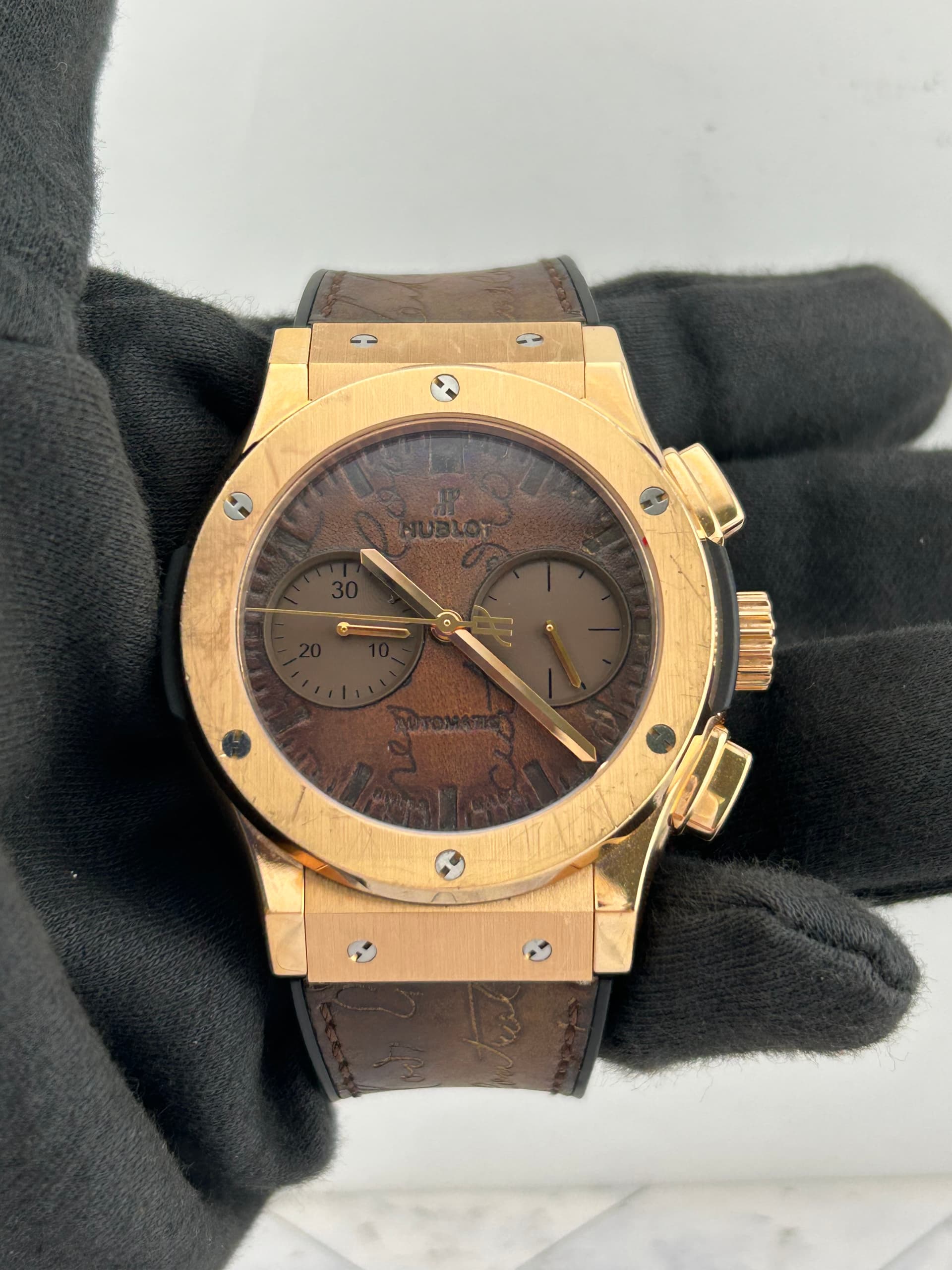 Hublot Berluti Special Edition Brown Leather Dial on Leather Ref. 521.OX.0500.VR.BER17 with Card — 45mm Rose Gold case, Brown Leather dial, Leather bracelet. Very Good. OG BOX Complete Set
Limited Edition 160/250.