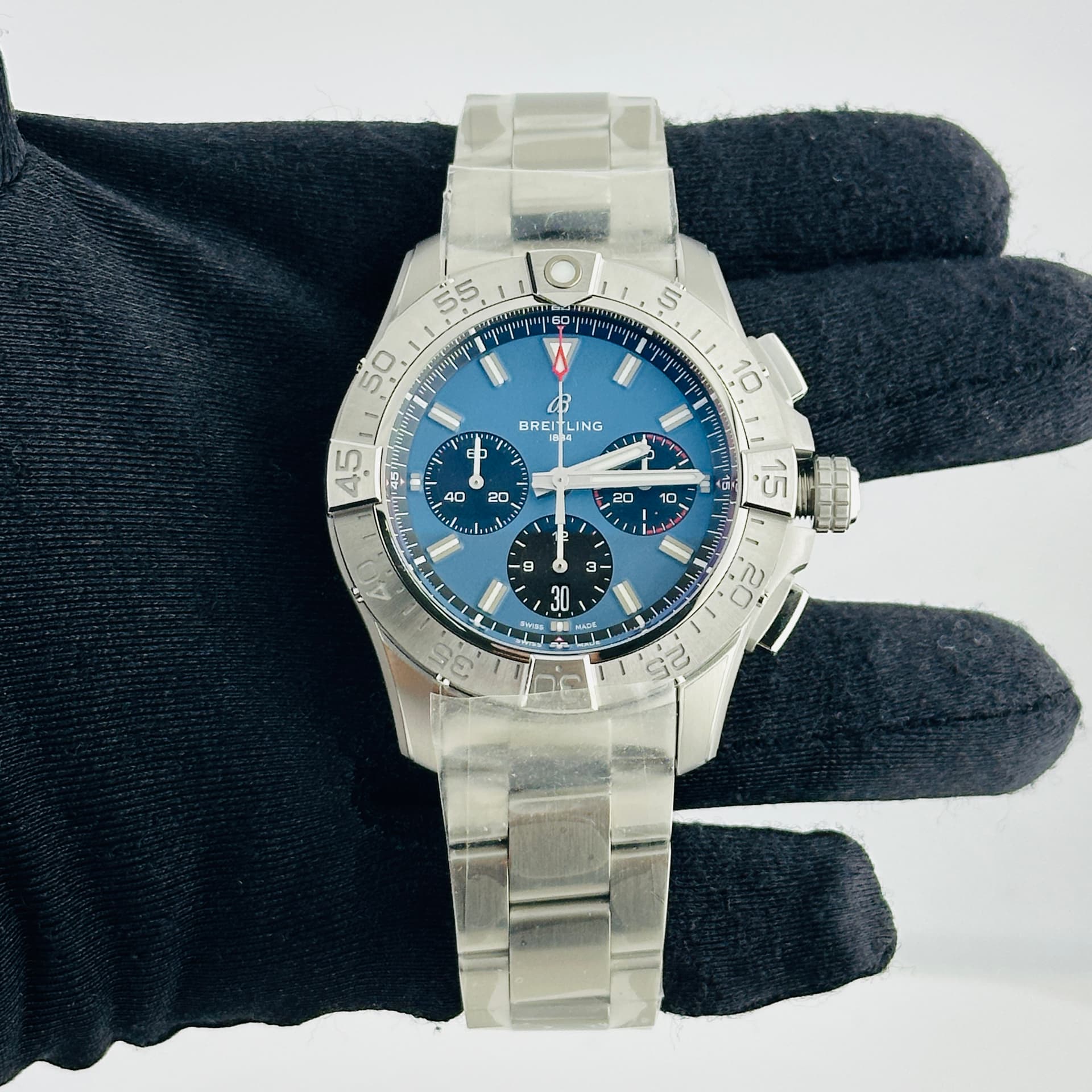 Breitling Avenger B01 Chronograph, view 3