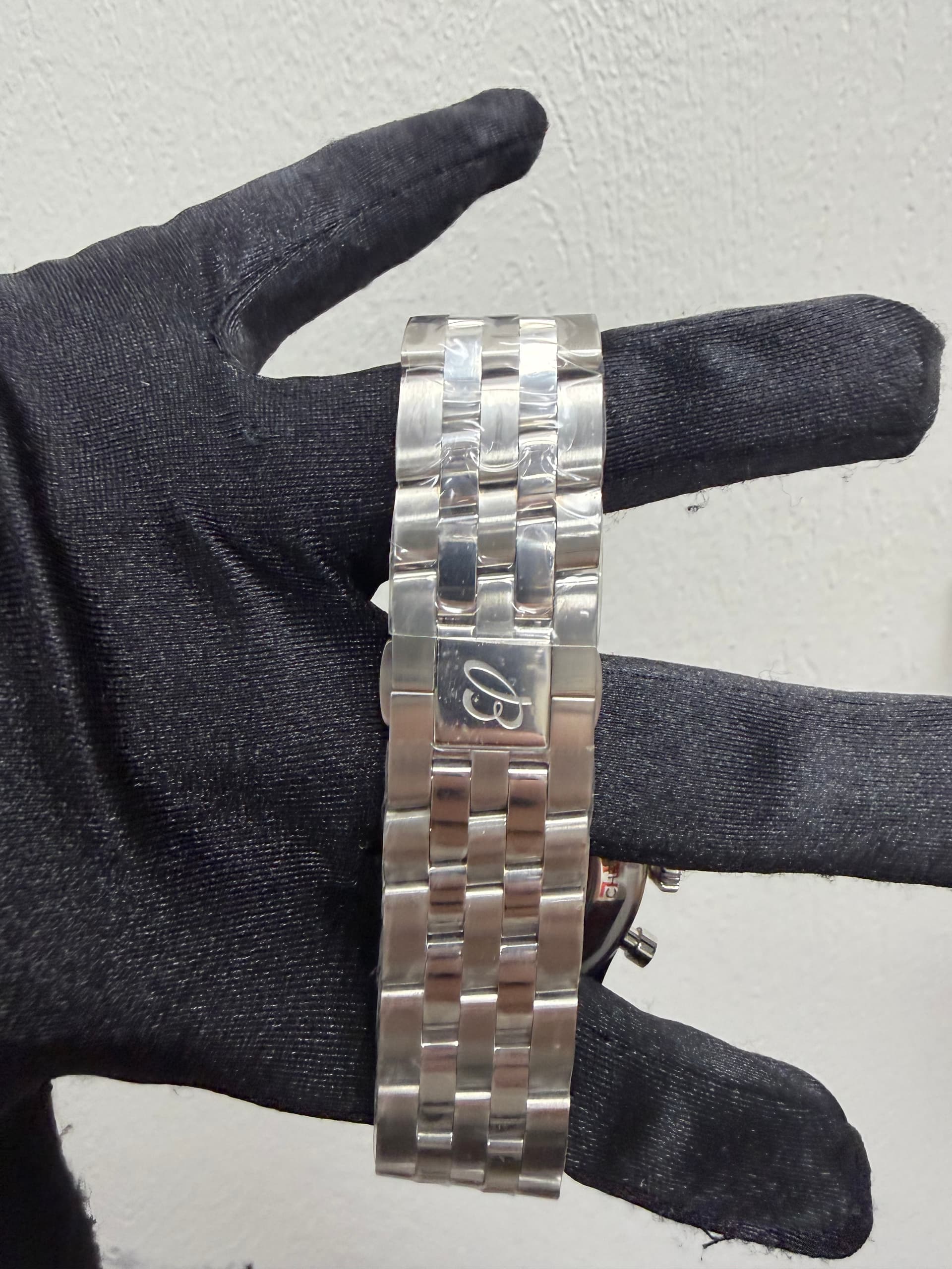 Breitling Super Avi B04 Chronograph Gmt, view 4